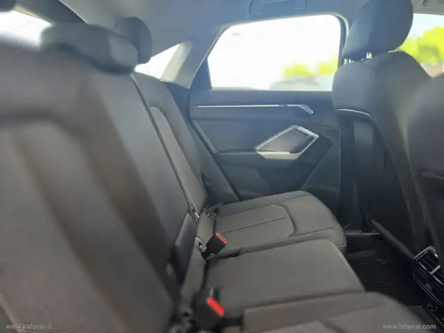 Audi Q3 view 30