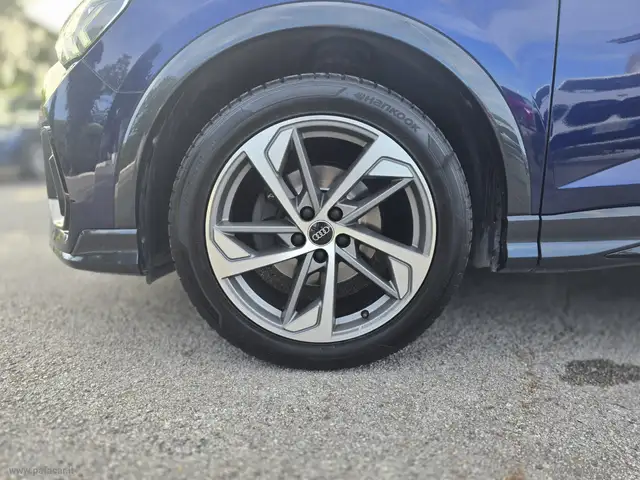 Audi Q3 view 13