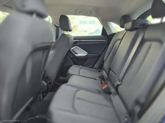 Audi Q3 view 25