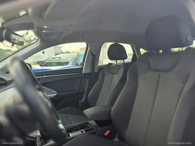 Audi Q3 view 8
