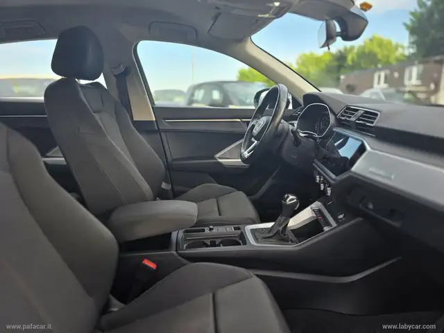 Audi Q3 view 20