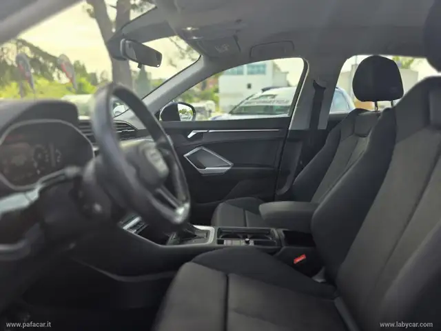 Audi Q3 view 7