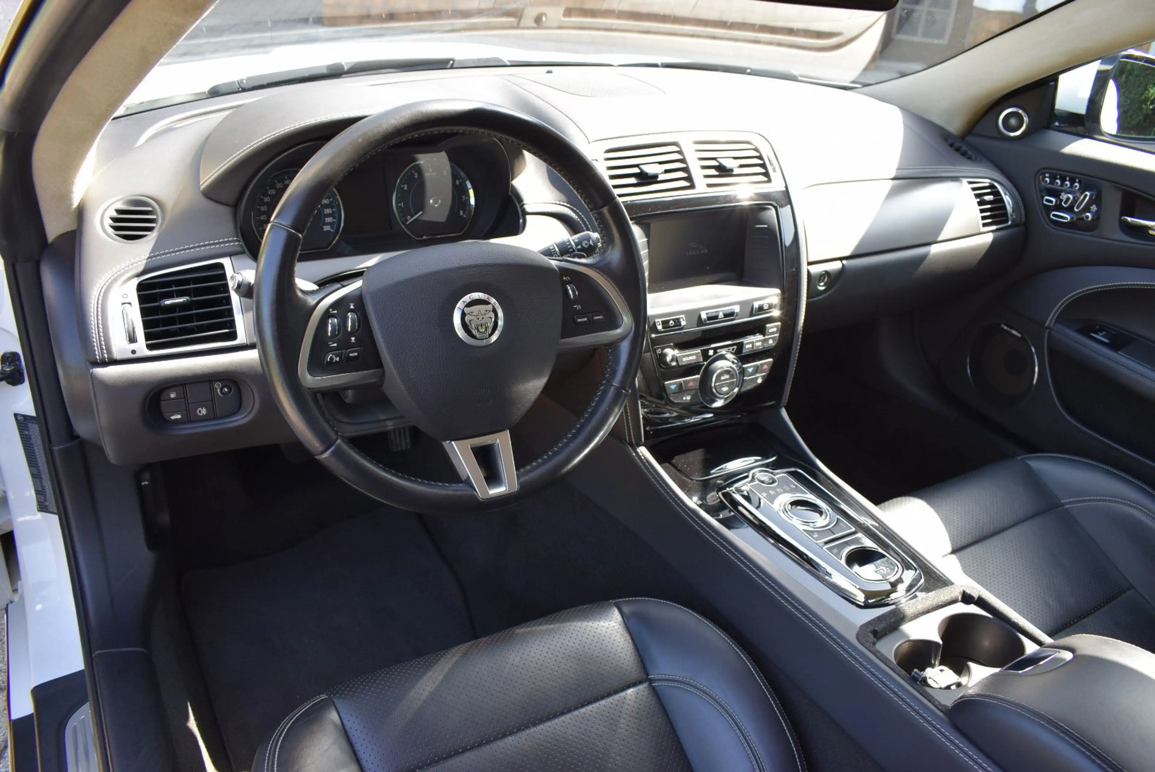 Jaguar XK 5.0 V8 Coupe — photo 12