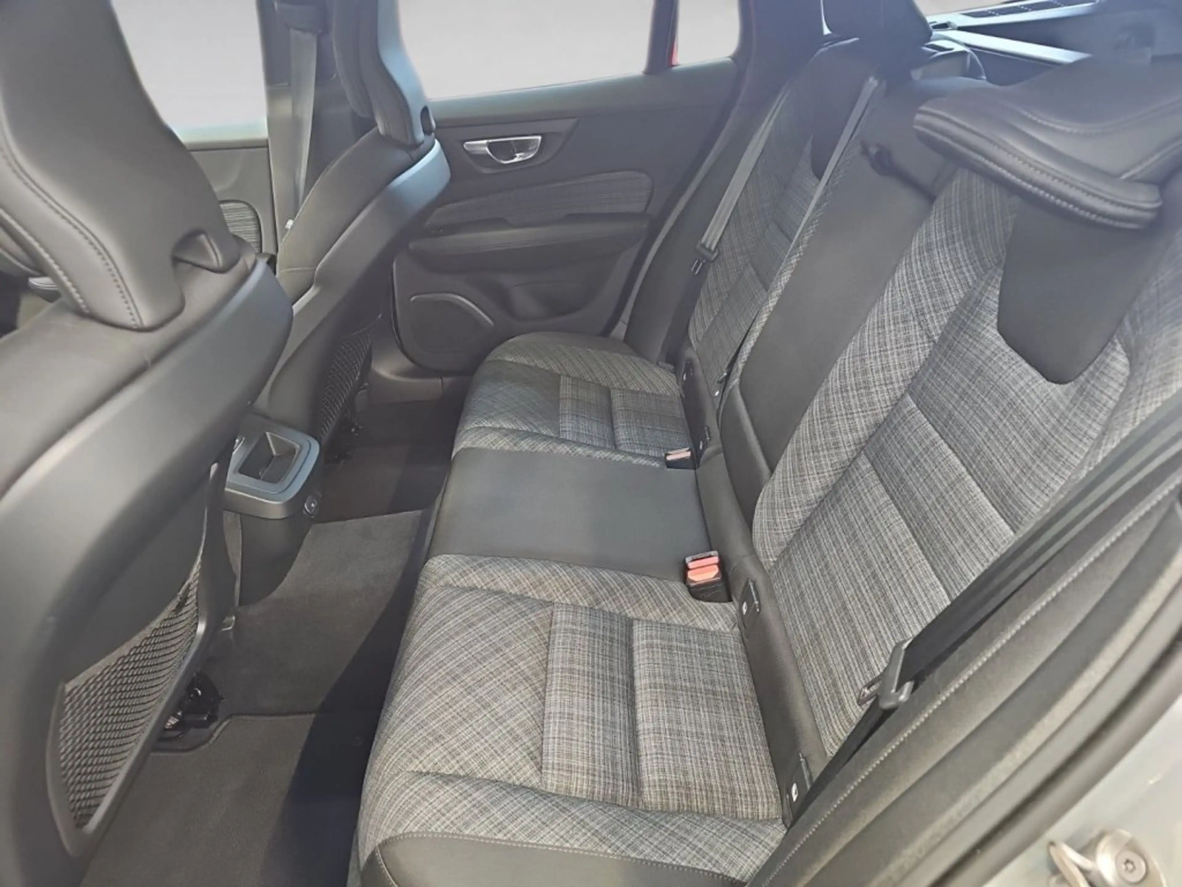 Volvo V60 B4 Core Mild-Hybrid Geartronic — photo 12