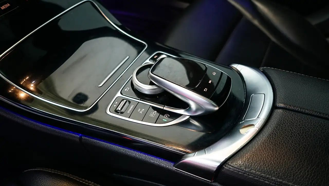 Mercedes-Benz C-Class снимка Mercedes-Benz C-Class
