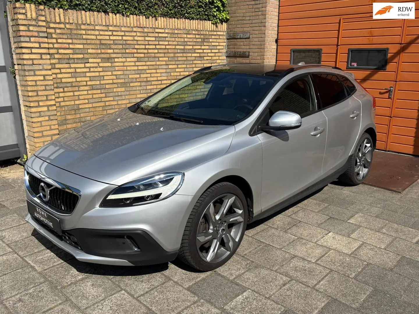 Volvo V40 Cross Country 1.5 T3 Momentum Argent - 1