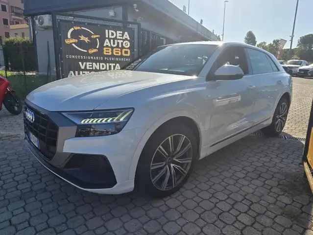 Audi Q8 view 3