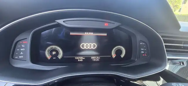 Audi Q8 view 11