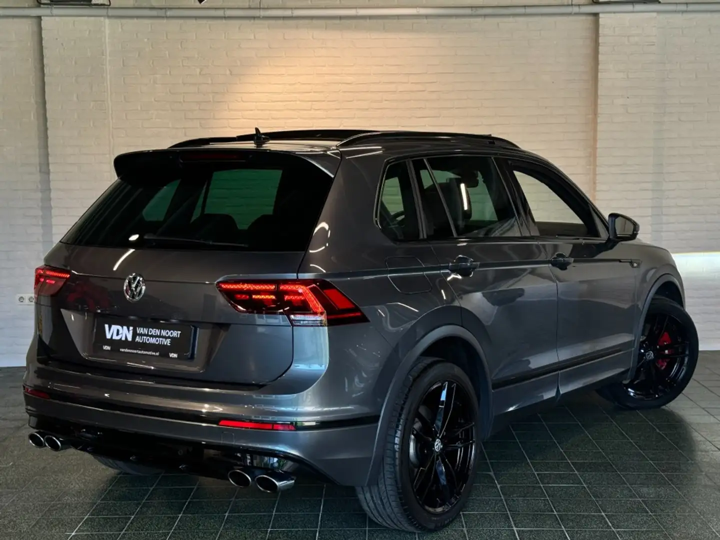 Volkswagen Tiguan 2.0 TSI 4Motion Highline Business R 325pk Liefhebb Grigio - 2