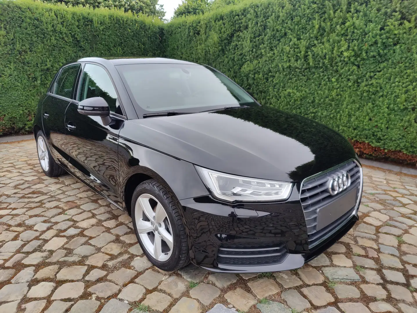 Audi A1 A1 1.0 TFSI ultra Sportback S tronic Intense Noir - 1