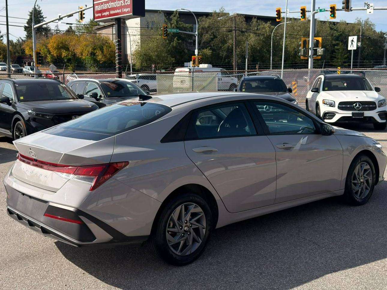 2025 Hyundai Elantra — view 5