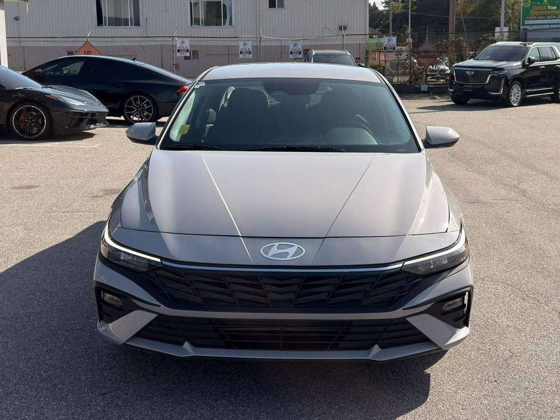 2025 Hyundai Elantra — view 2