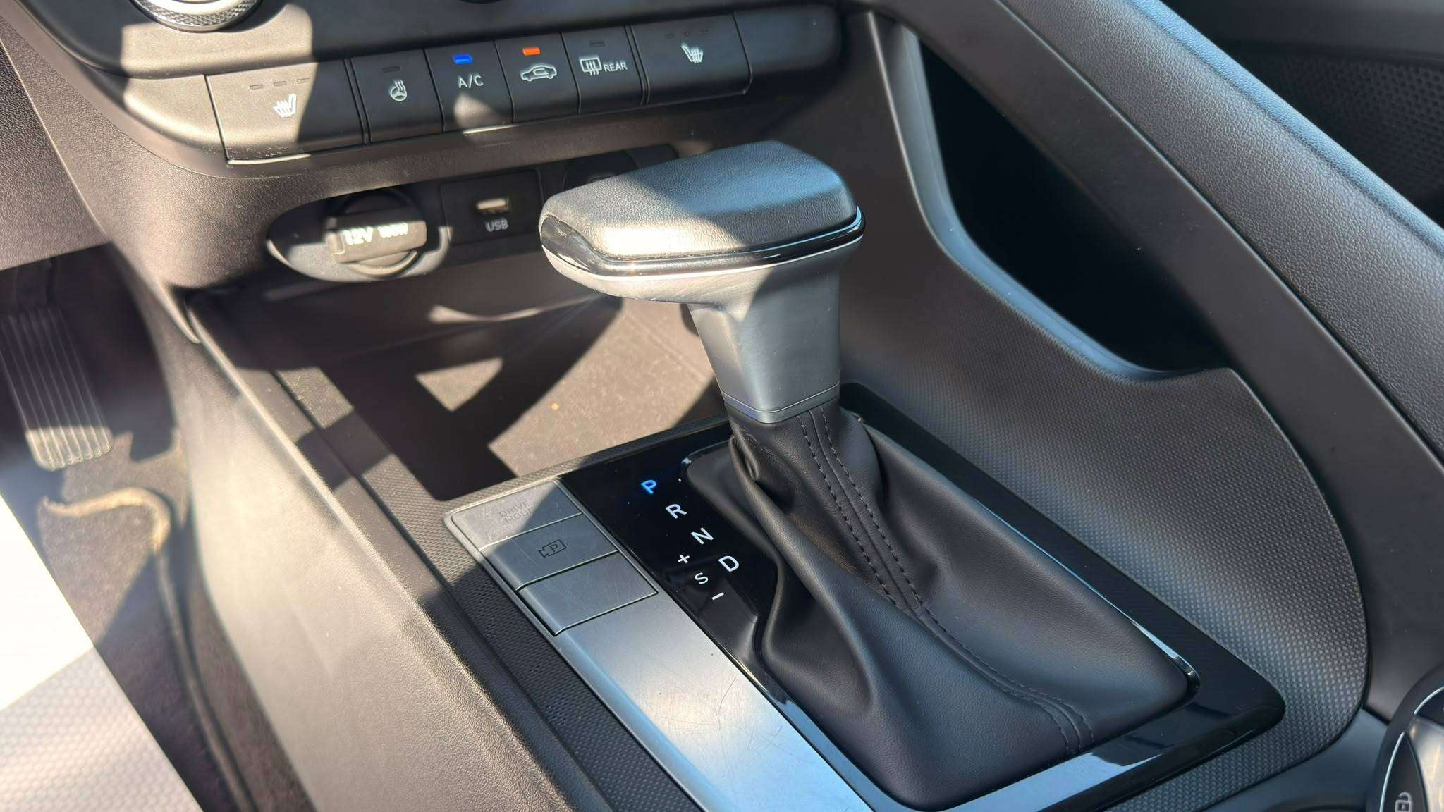 2025 Hyundai Elantra — view 13