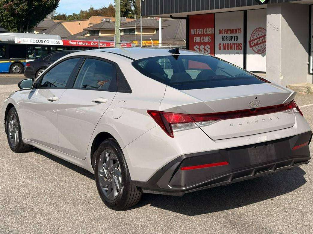 2025 Hyundai Elantra — view 7