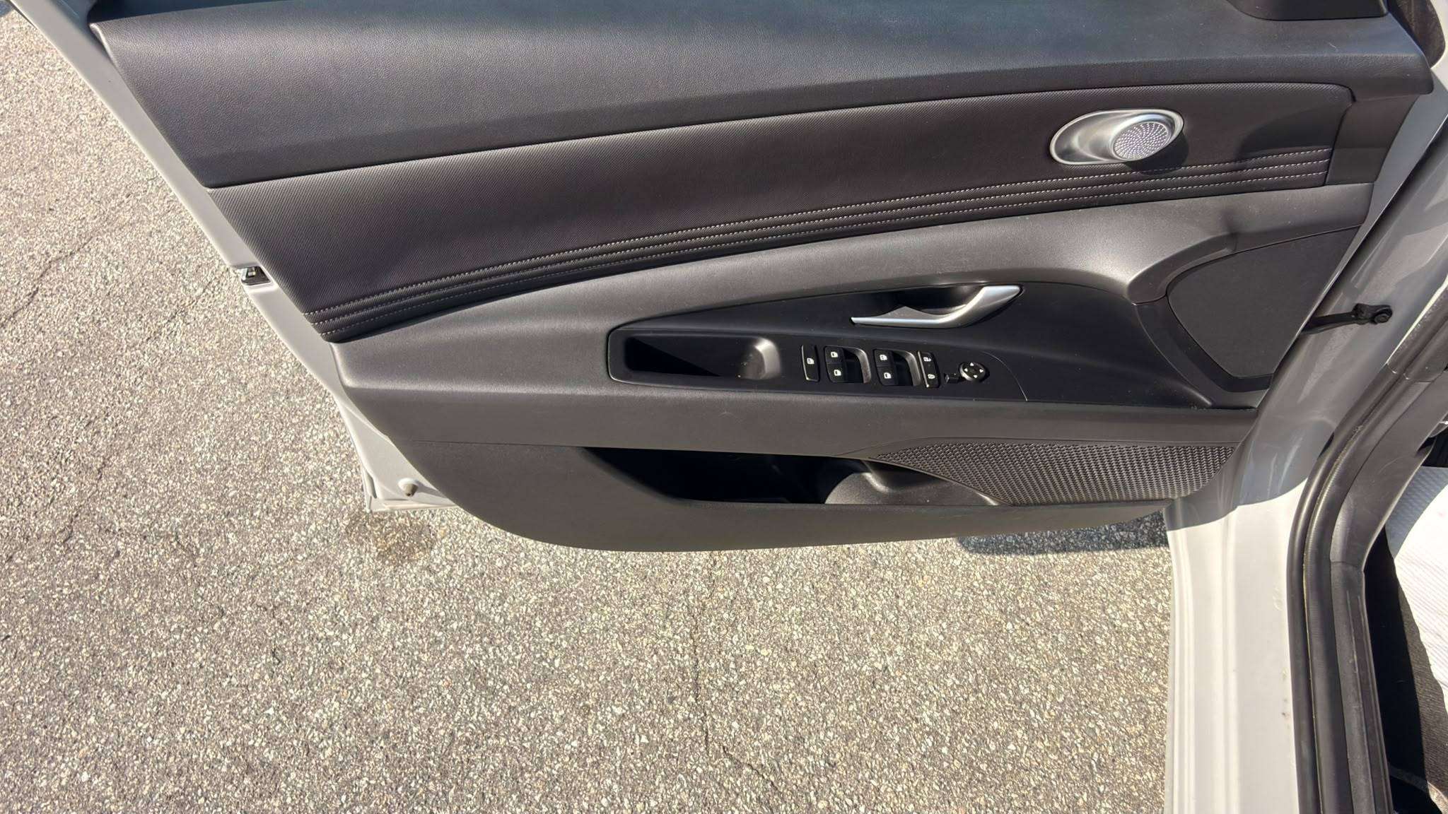 2025 Hyundai Elantra — view 10