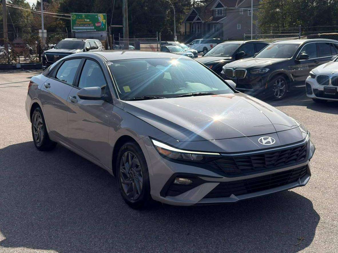 2025 Hyundai Elantra — view 3