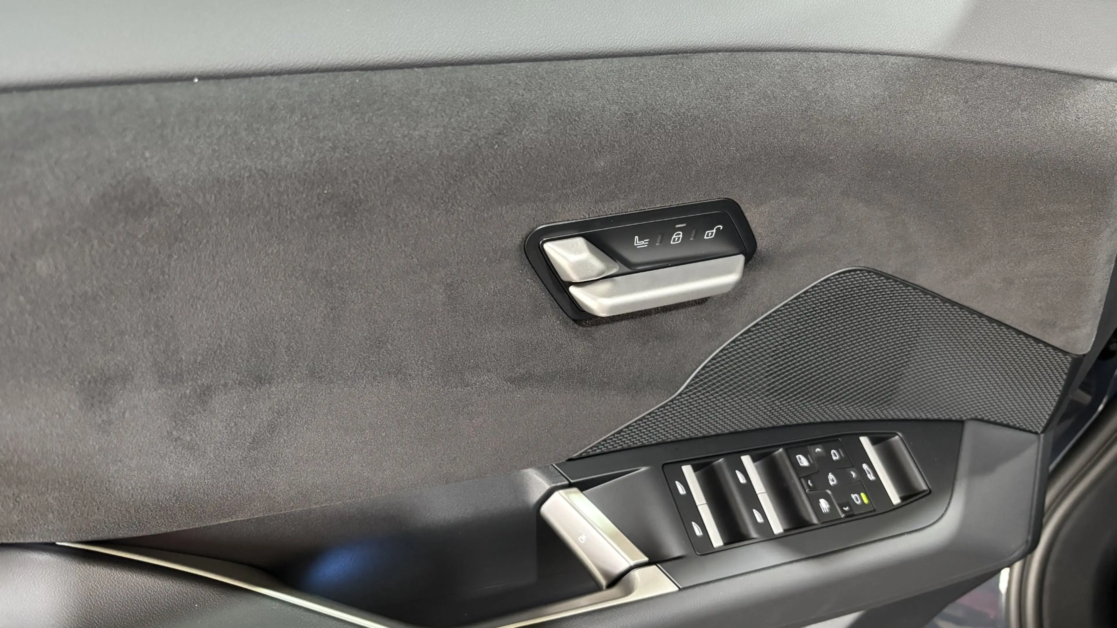 BMW iX3 40 sDrive — photo 11