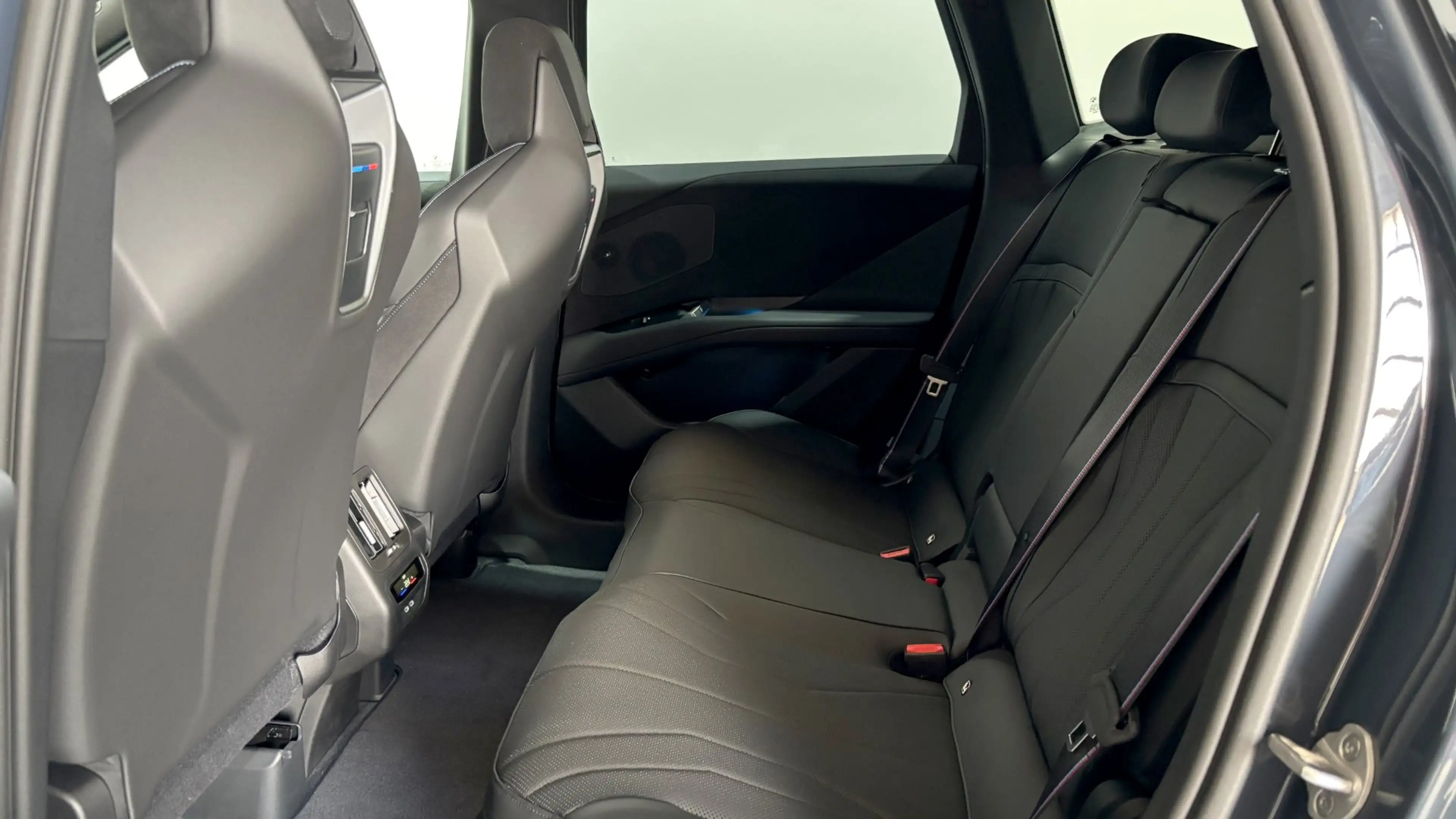 BMW iX3 40 sDrive — photo 13