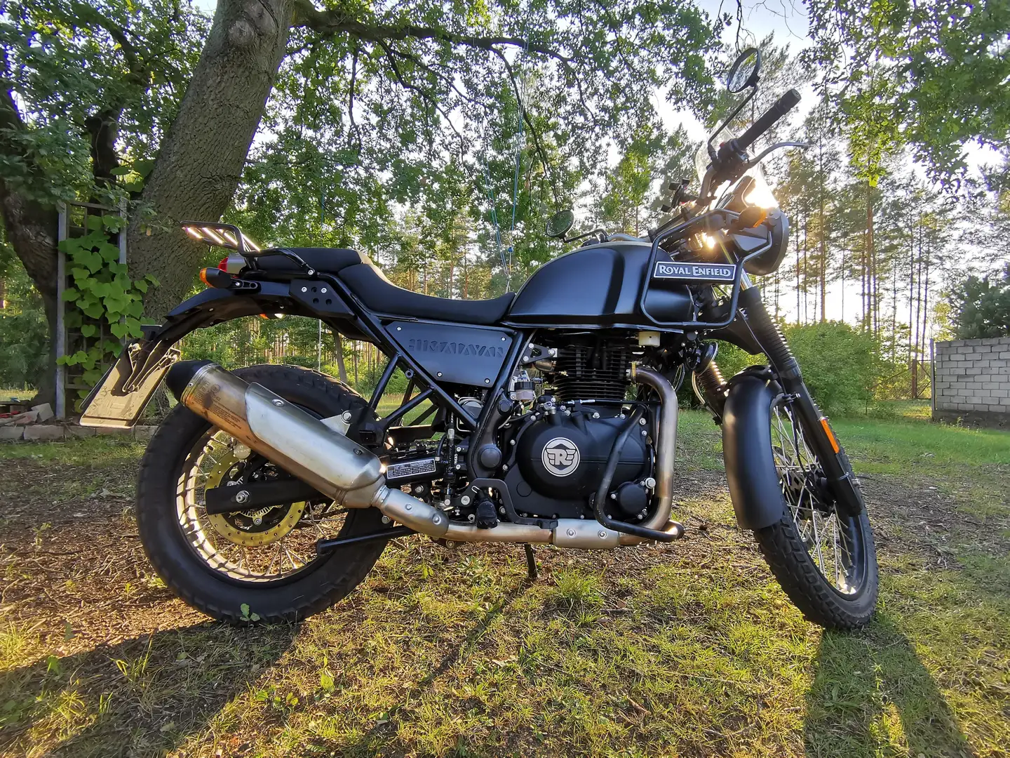 Royal Enfield Himalayan Schwarz - 1