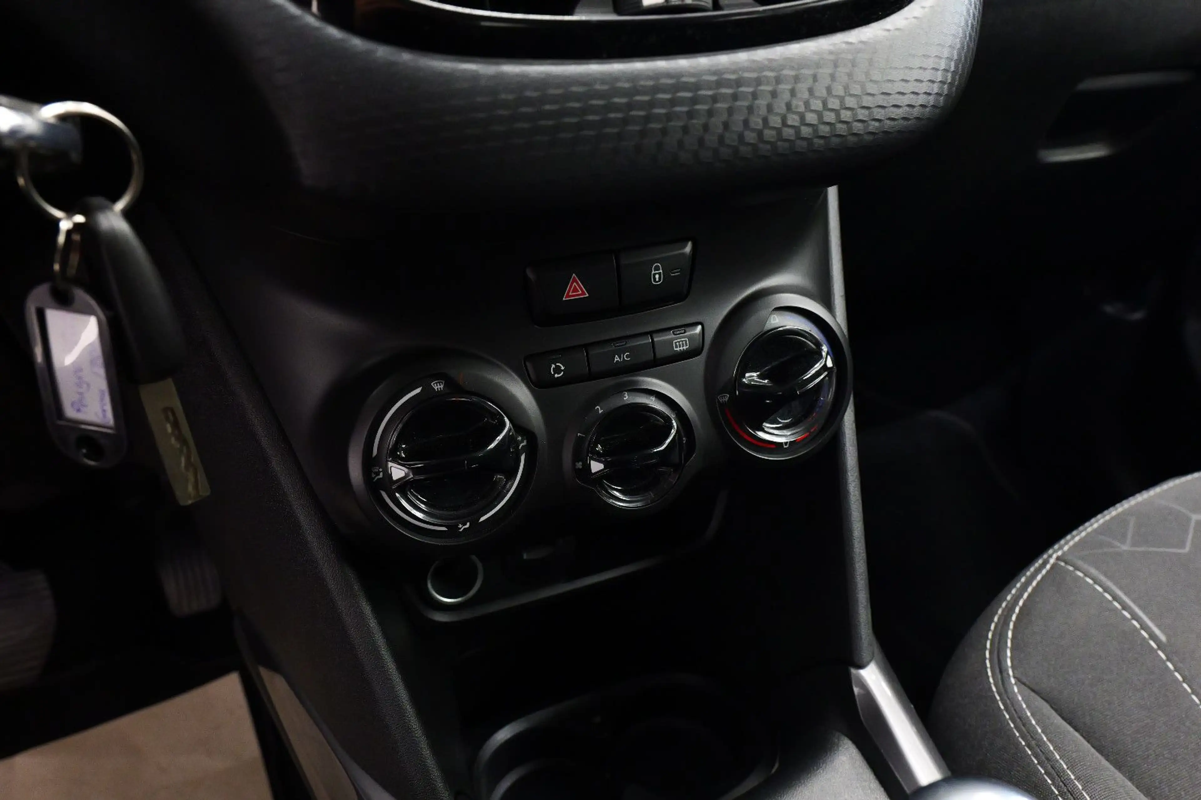 Peugeot 2008 1.2 Active Navi*Garantie*Finanzierung* — photo 13