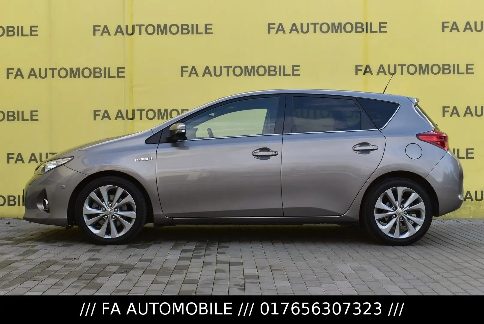 Toyota Auris Hybrid Executive/NAVI/PANORAMA/PDC/SHZ/ALU Gris - 2