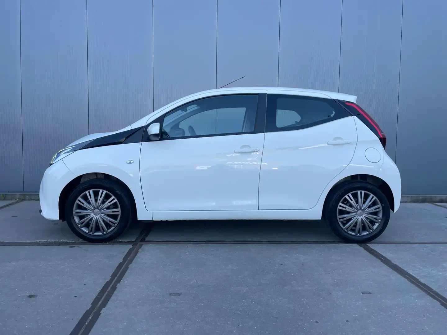 Toyota Aygo 1.0 VVT-i x-play | Camera | Bluetooth | Elektrisch Weiß - 2