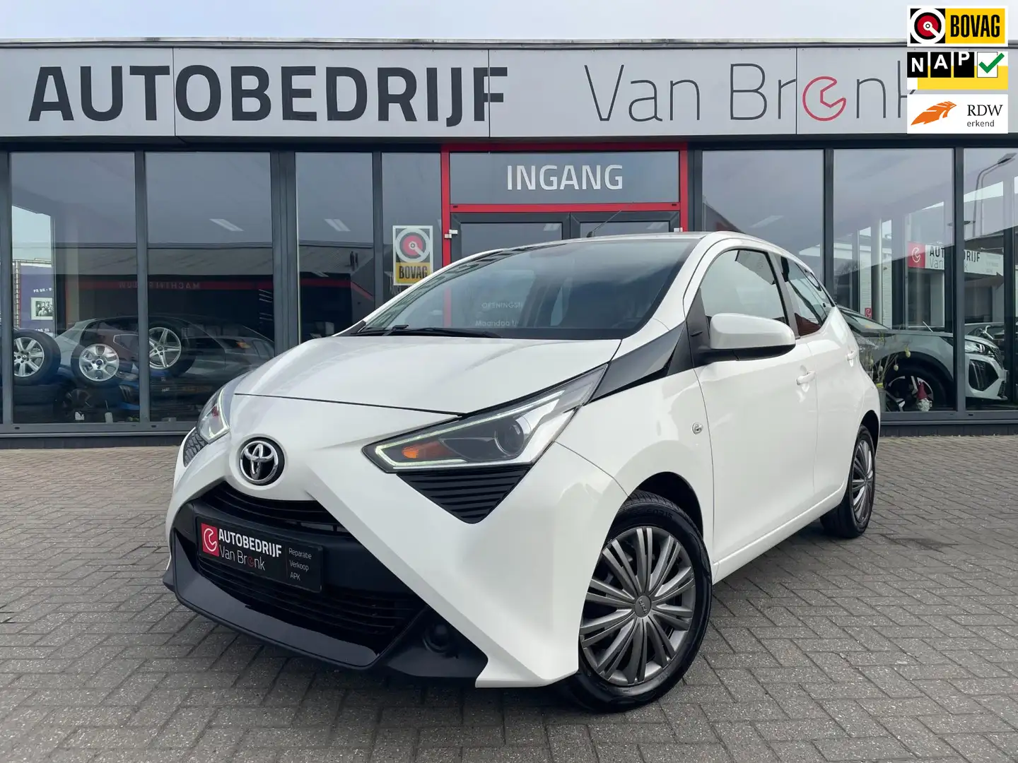 Toyota Aygo 1.0 VVT-i x-play | Camera | Bluetooth | Elektrisch Weiß - 1