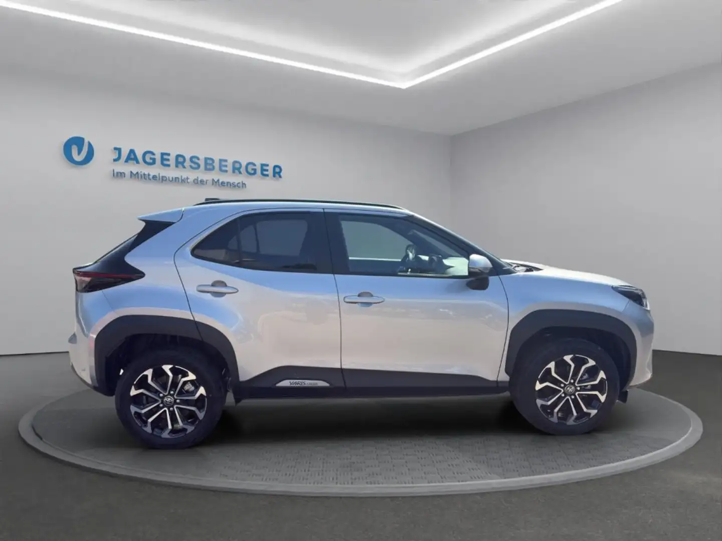 Toyota Yaris Cross 1,5 VVT-i Hybrid Active Drive Aut. Silber - 2