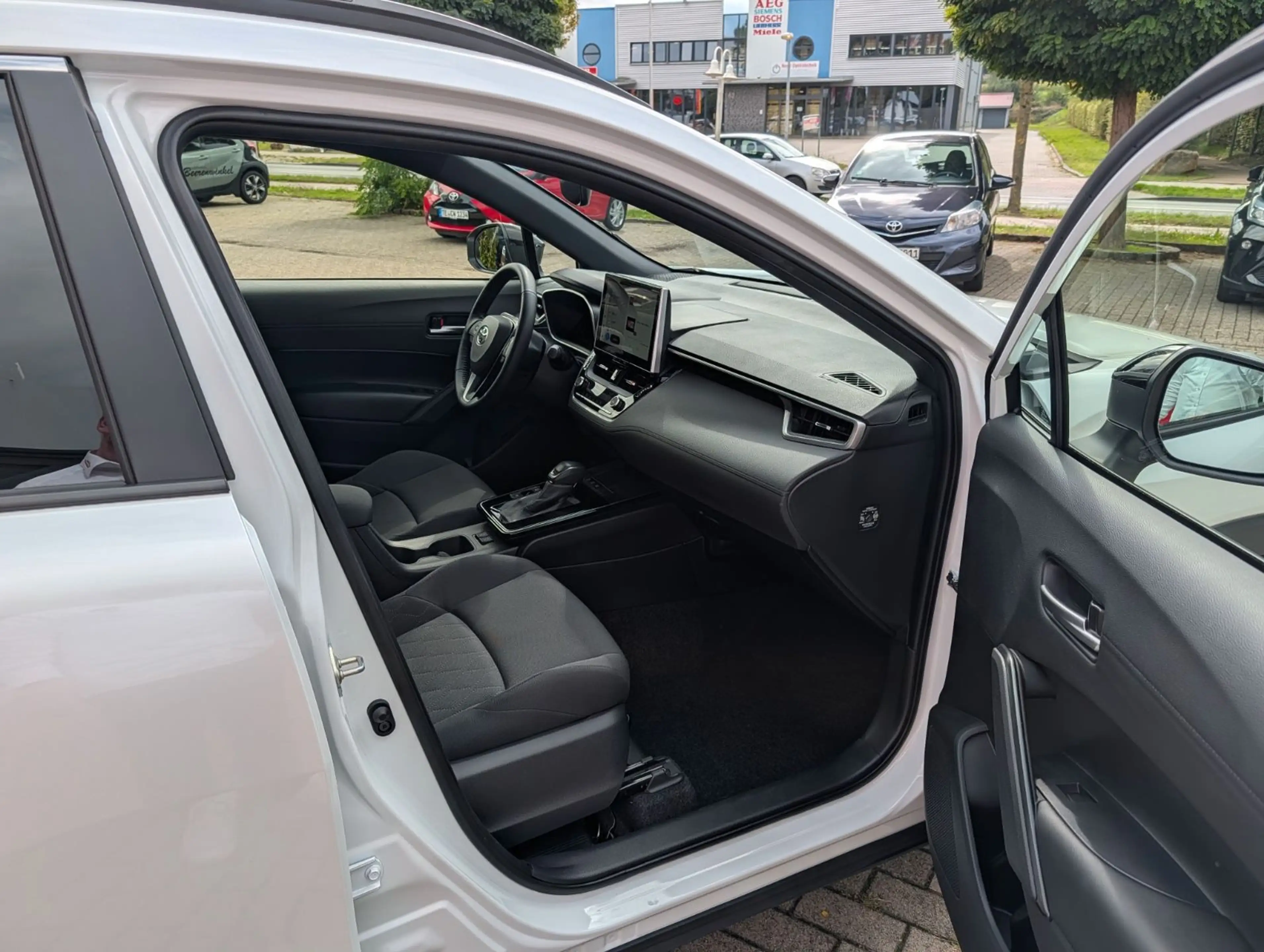 Toyota Corolla Cross 1.8-l-VVT-i Hybrid Style Facelift — photo 15
