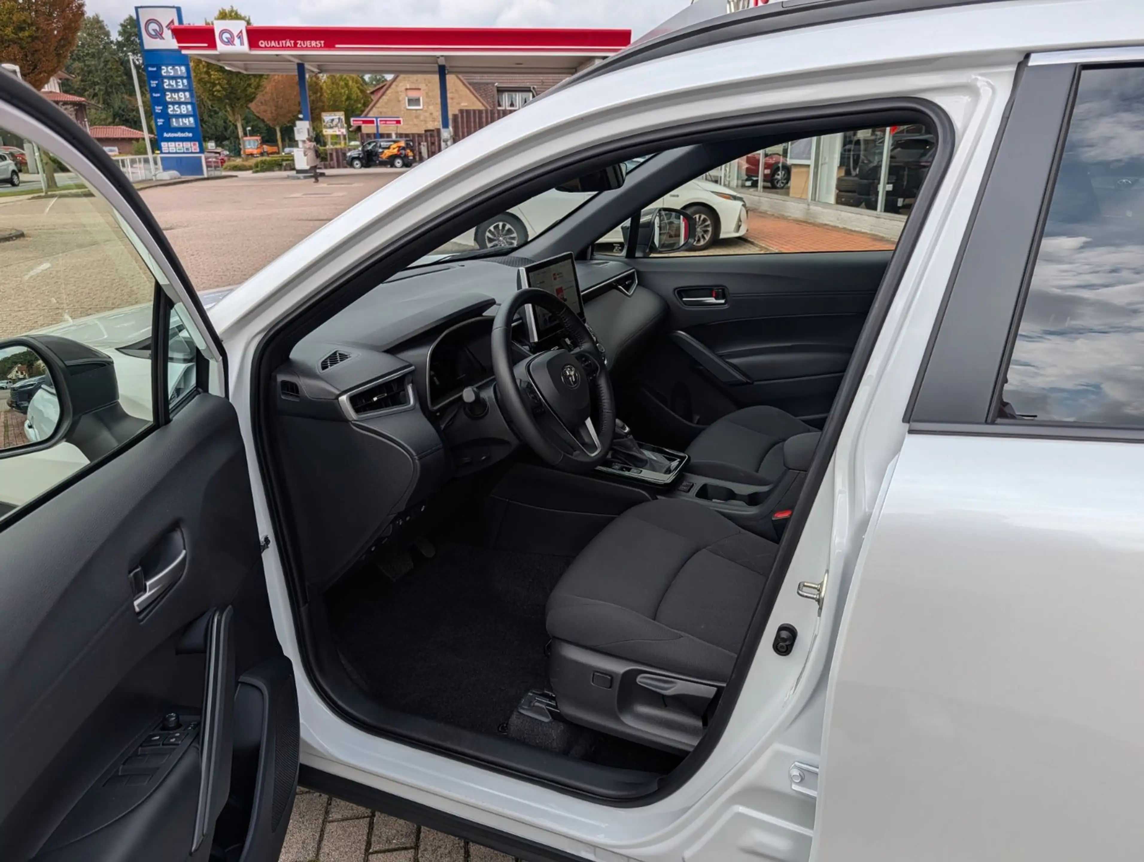 Toyota Corolla Cross 1.8-l-VVT-i Hybrid Style Facelift — photo 12