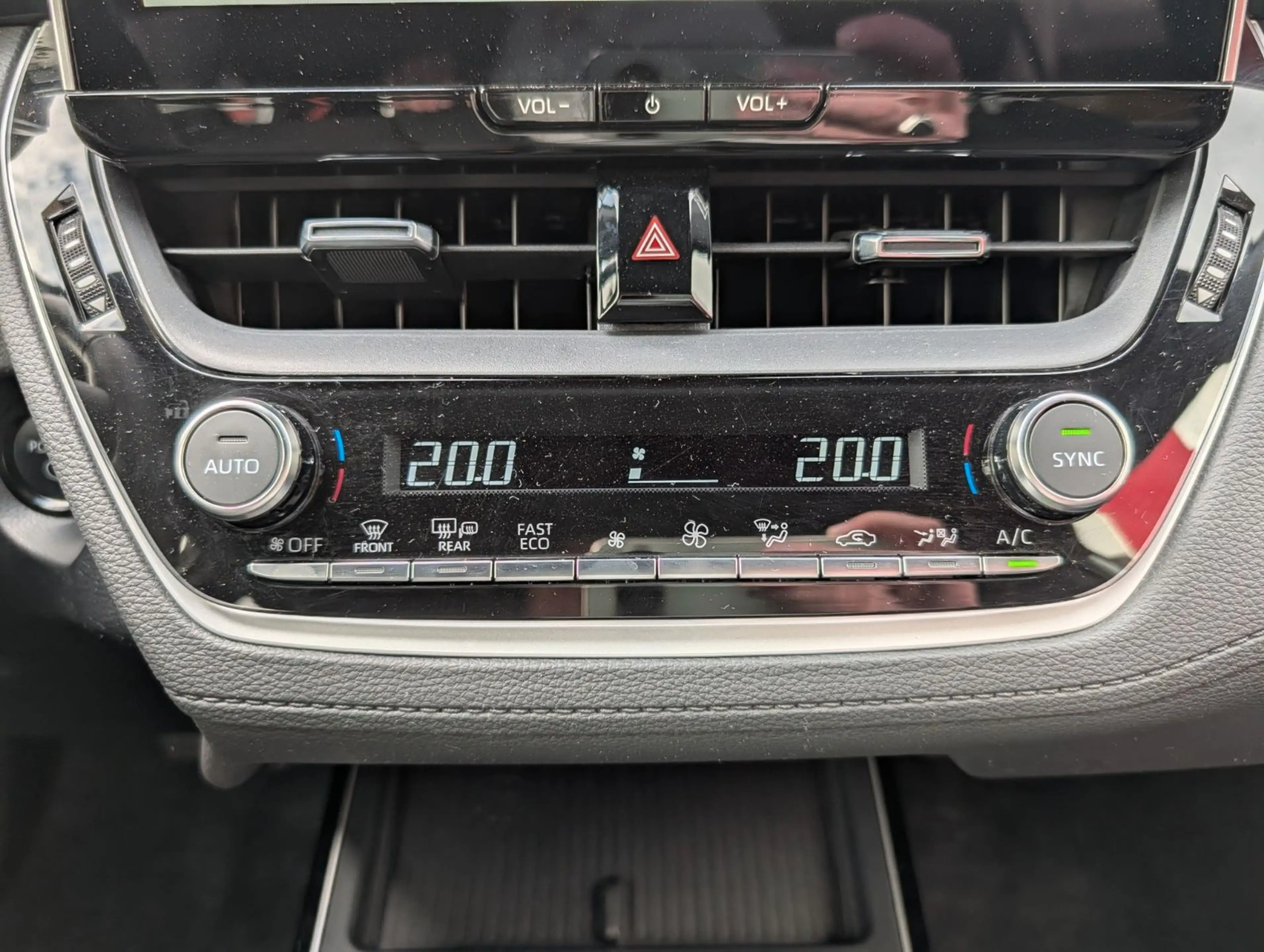 Toyota Corolla Cross 1.8-l-VVT-i Hybrid Style Facelift — photo 20