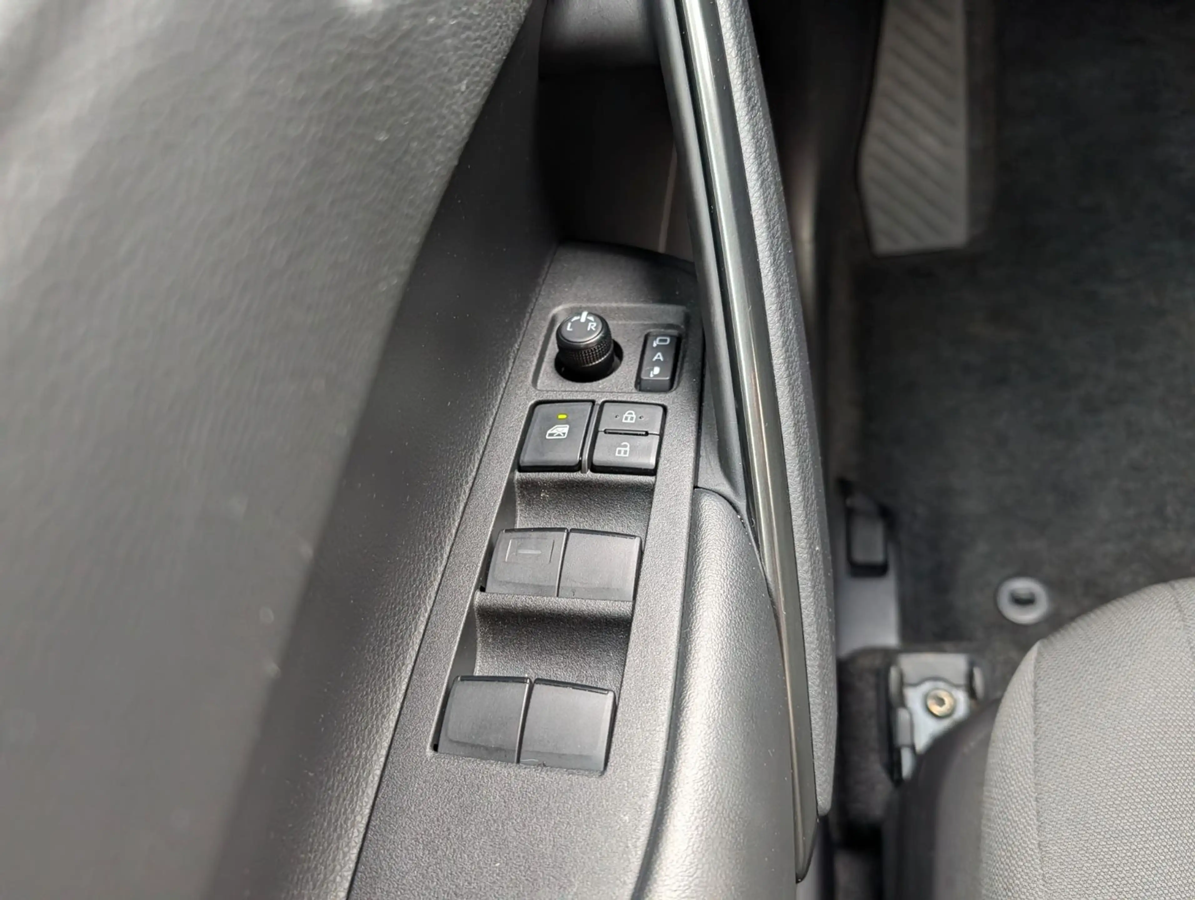 Toyota Corolla Cross 1.8-l-VVT-i Hybrid Style Facelift — photo 23