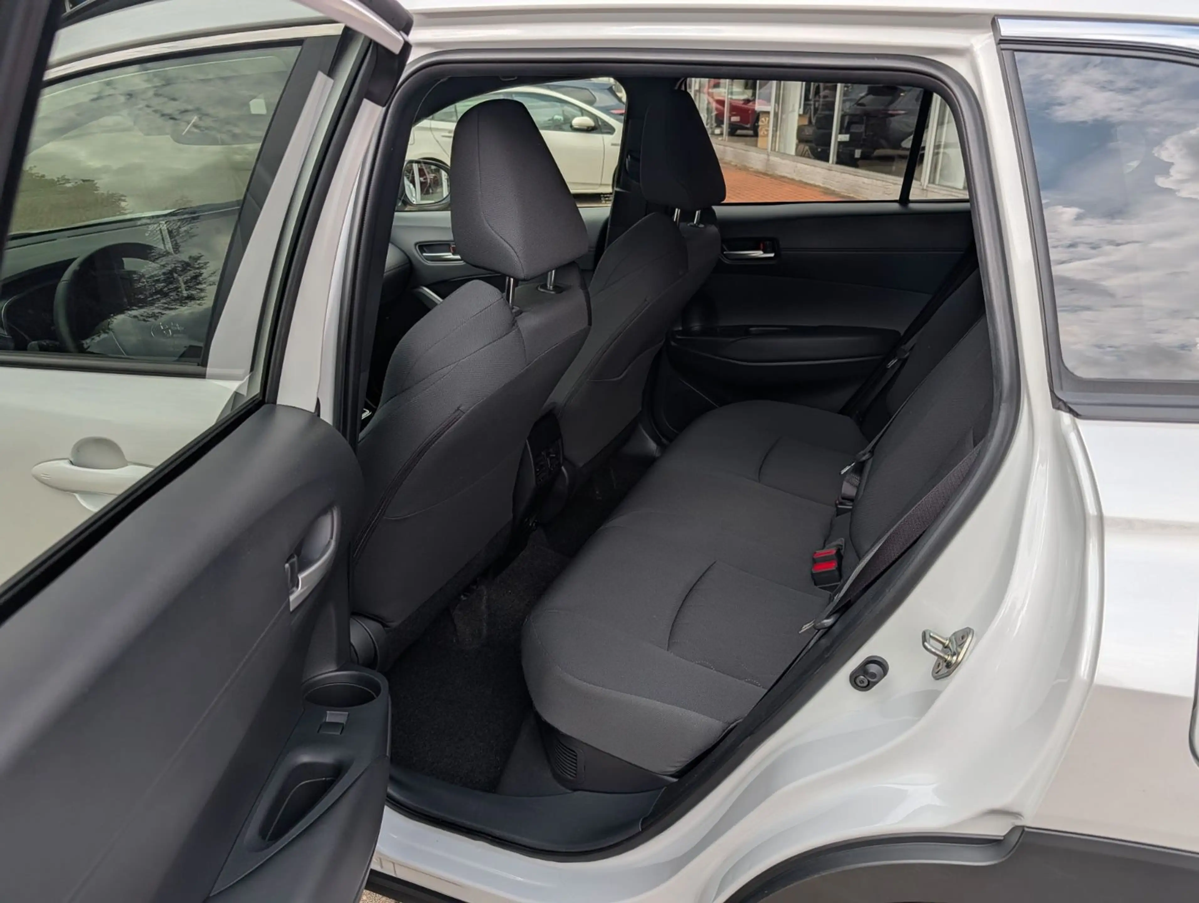 Toyota Corolla Cross 1.8-l-VVT-i Hybrid Style Facelift — photo 13