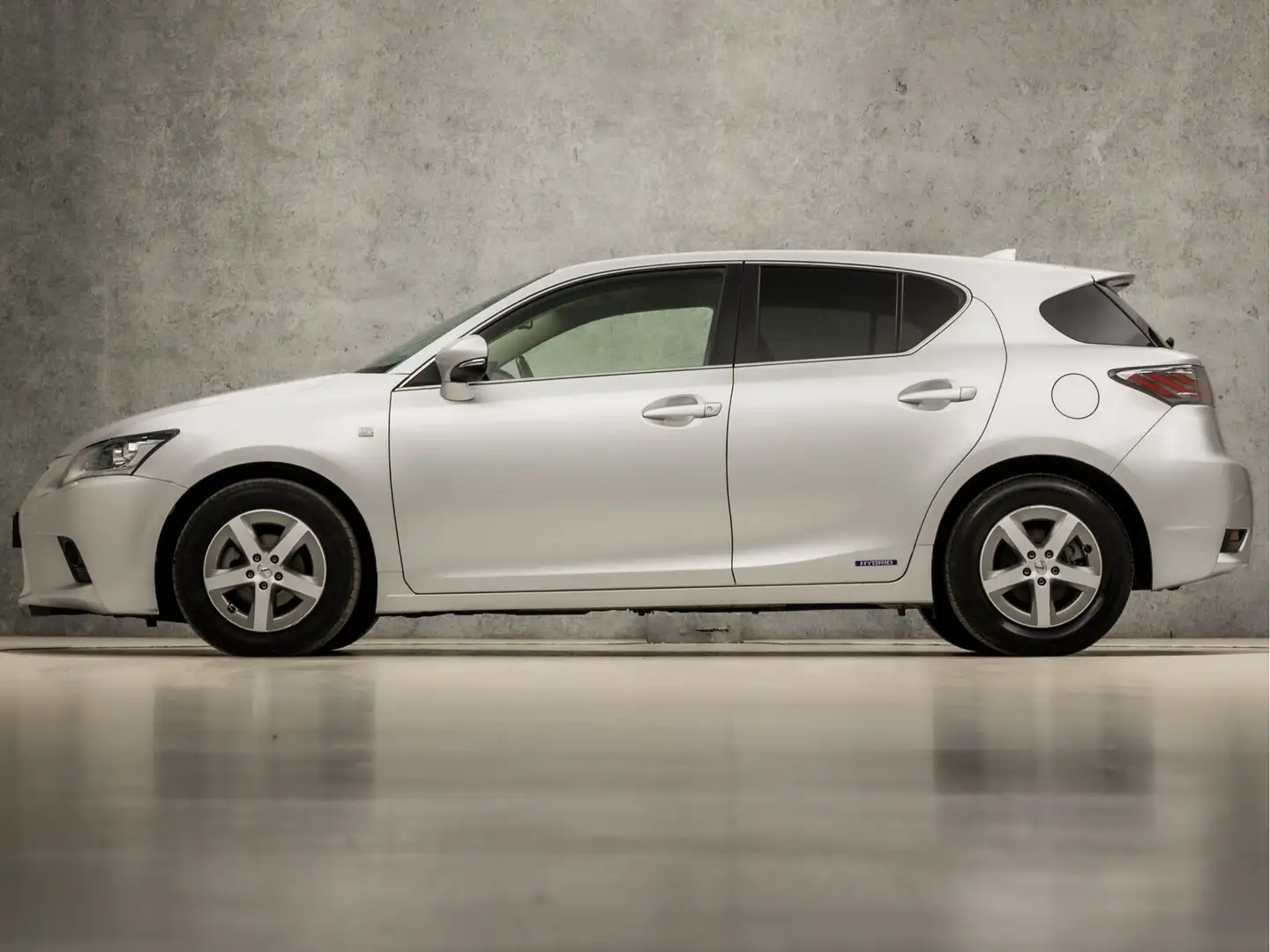 Lexus CT 200h Sport Automaat (NAVIGATIE, CLIMATE, CAMERA, STOELV Grijs - 2