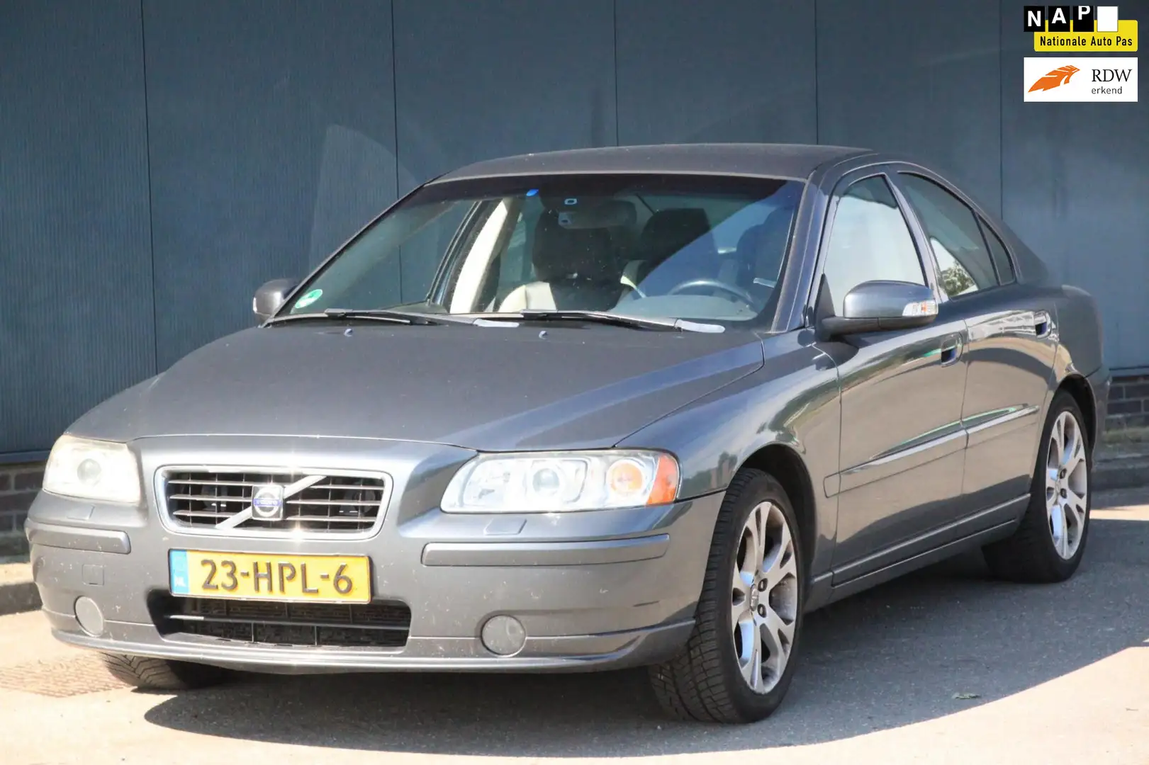 Volvo S60 2.5T Drivers Edition LPG-G3/Xenon/Leer/Navigatie/P Grijs - 1