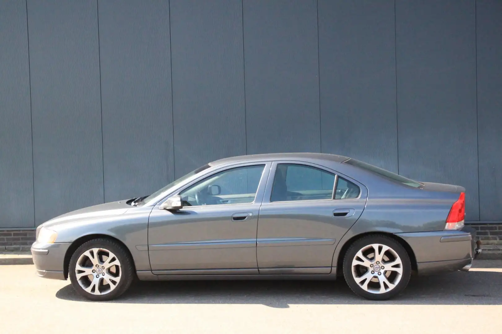 Volvo S60 2.5T Drivers Edition LPG-G3/Xenon/Leer/Navigatie/P Grijs - 2