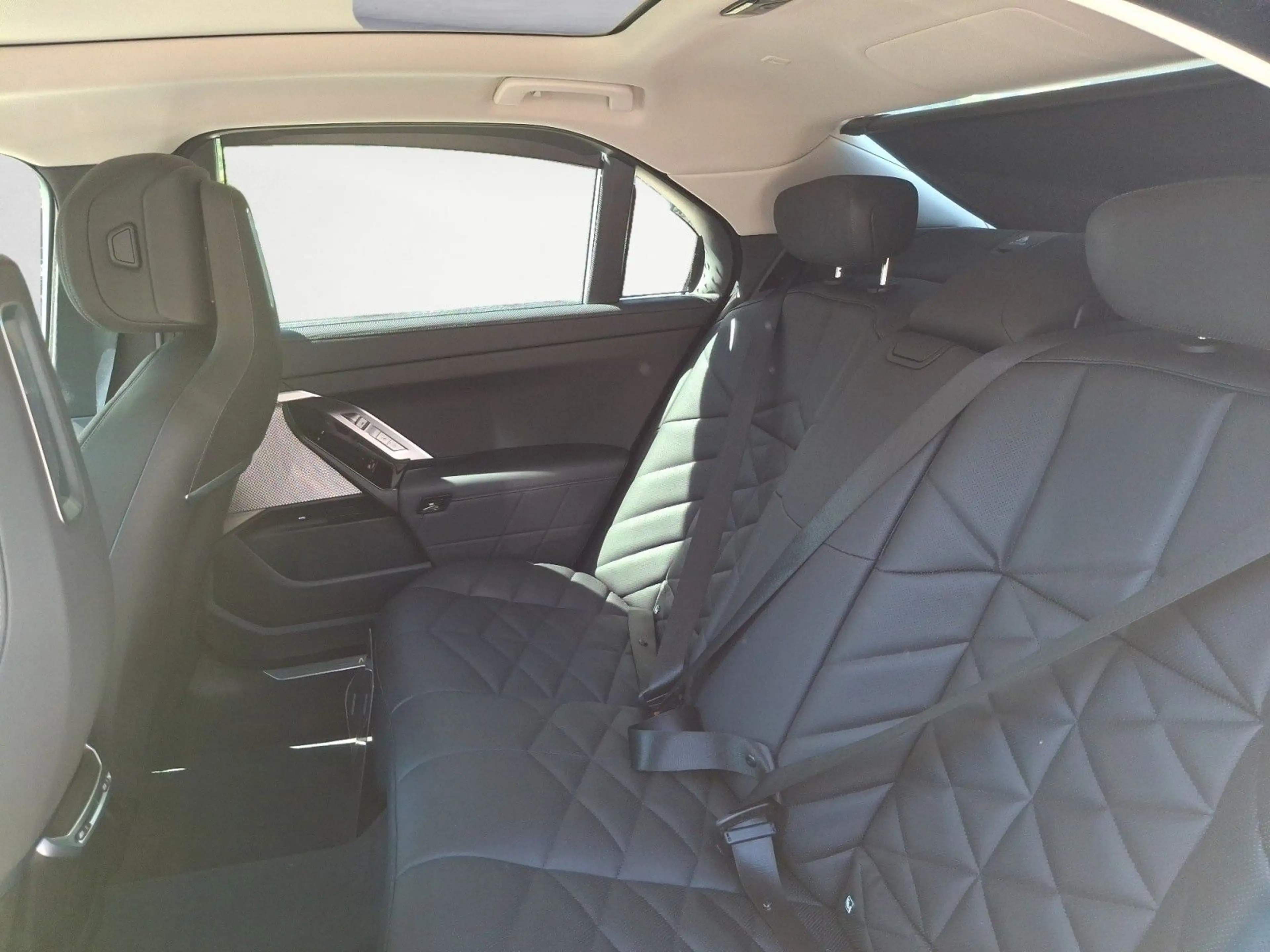 BMW i7 eDrive50 Integal-Aktivlenk. — photo 15