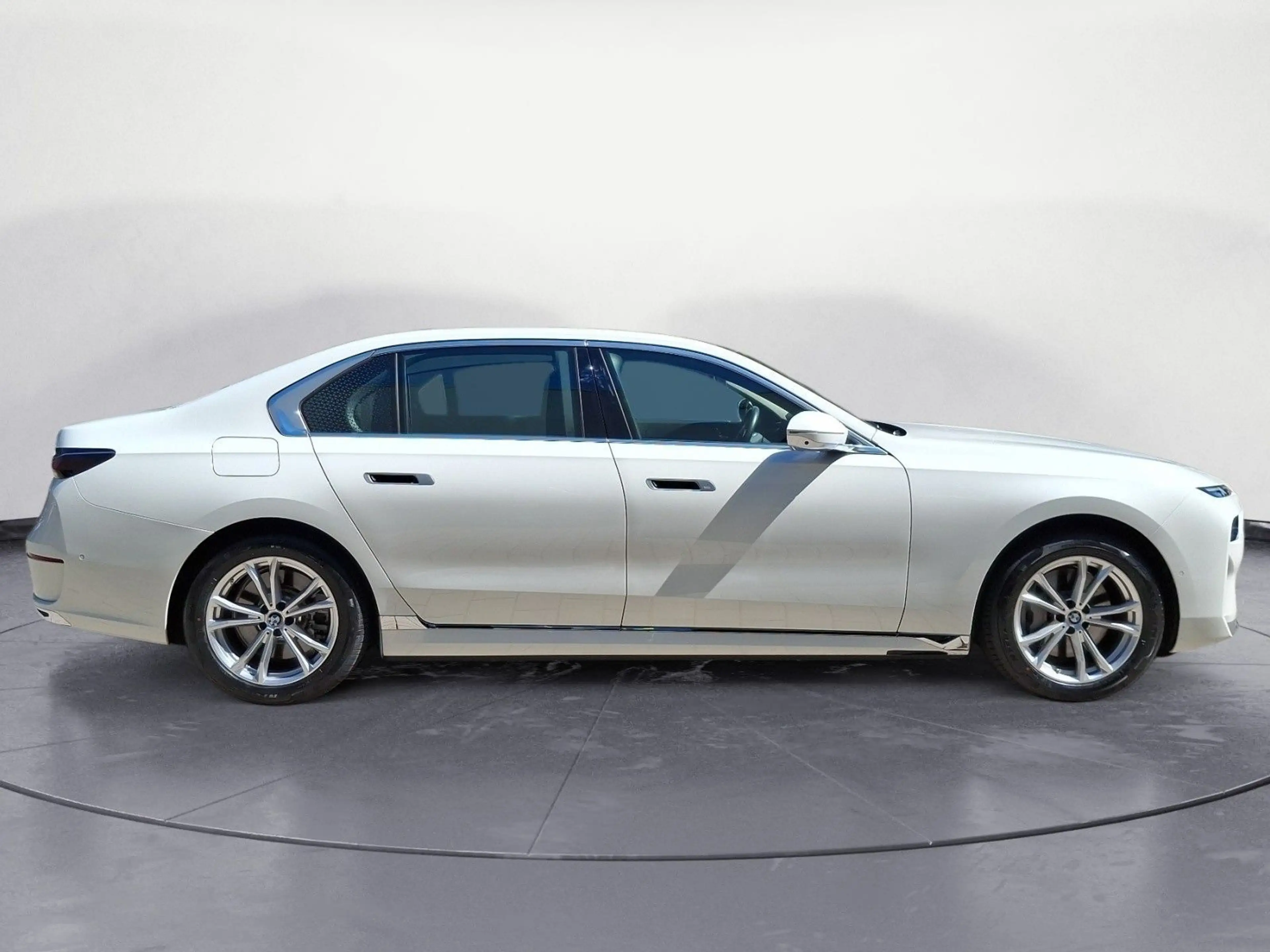 BMW i7 eDrive50 Integal-Aktivlenk. — photo 7