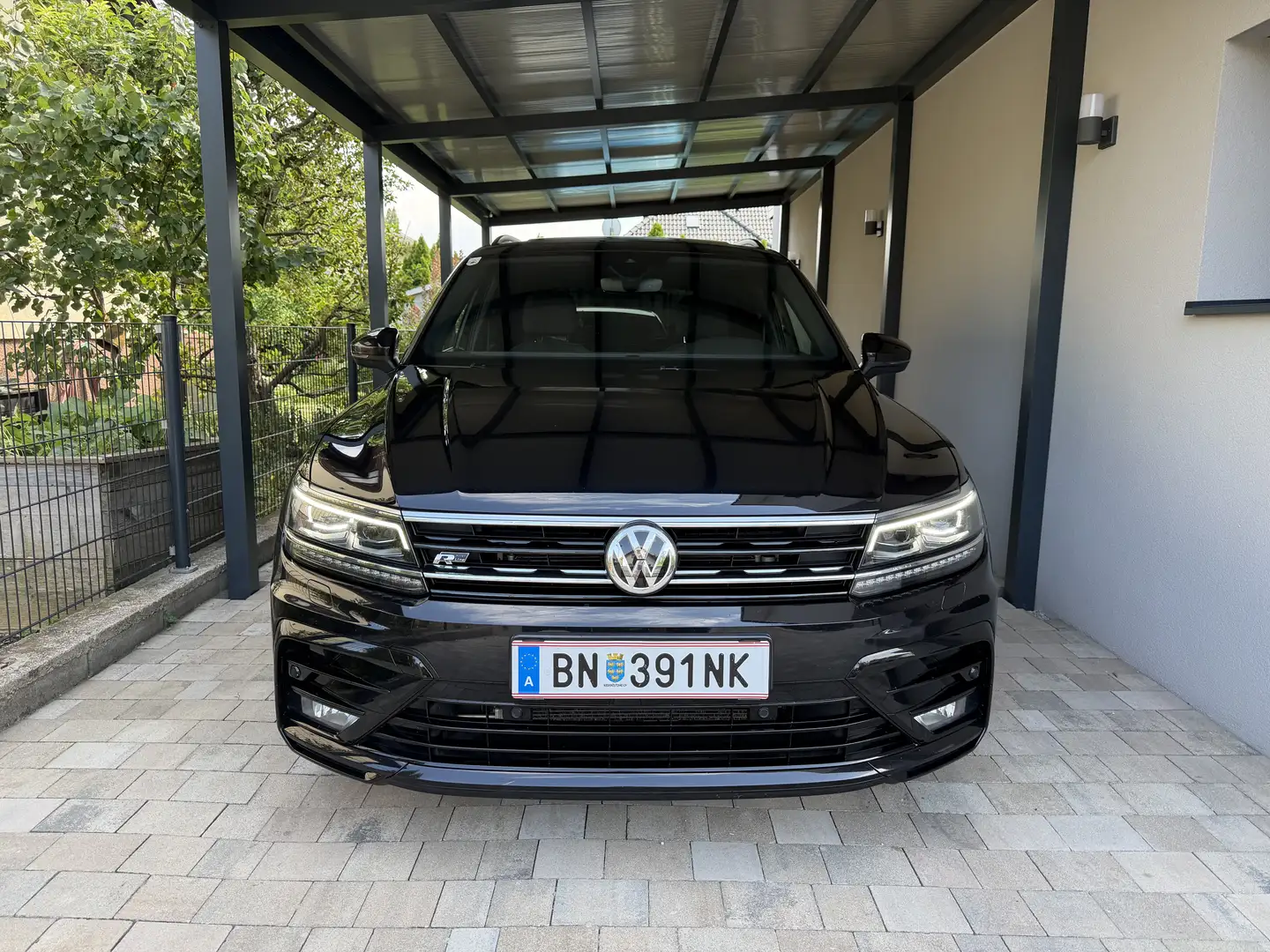 Volkswagen Tiguan R-LINE 2,0 *4Motion* *Panorama* *AHV* Schwarz - 2