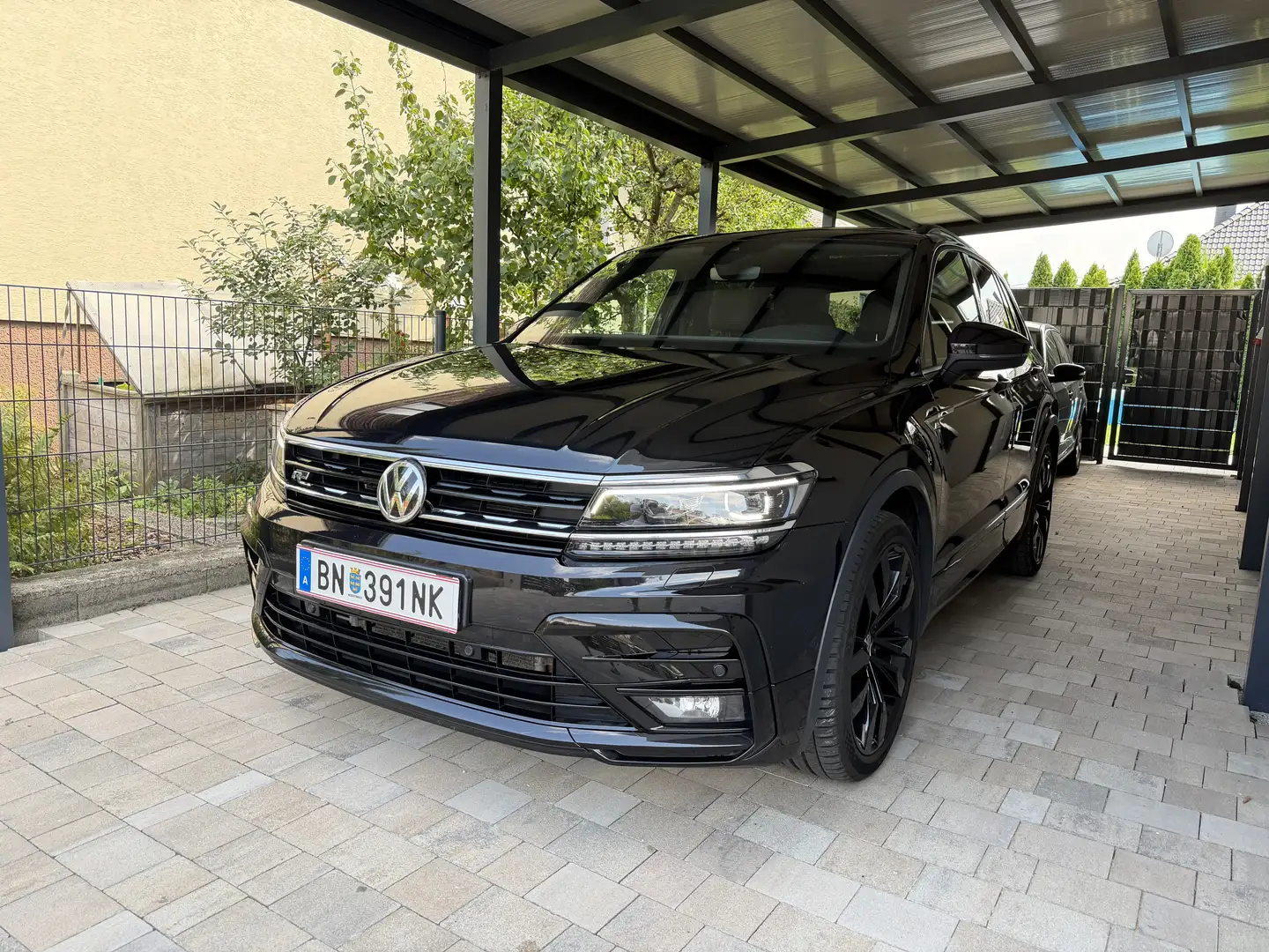 Volkswagen Tiguan R-LINE 2,0 *4Motion* *Panorama* *AHV* Schwarz - 1