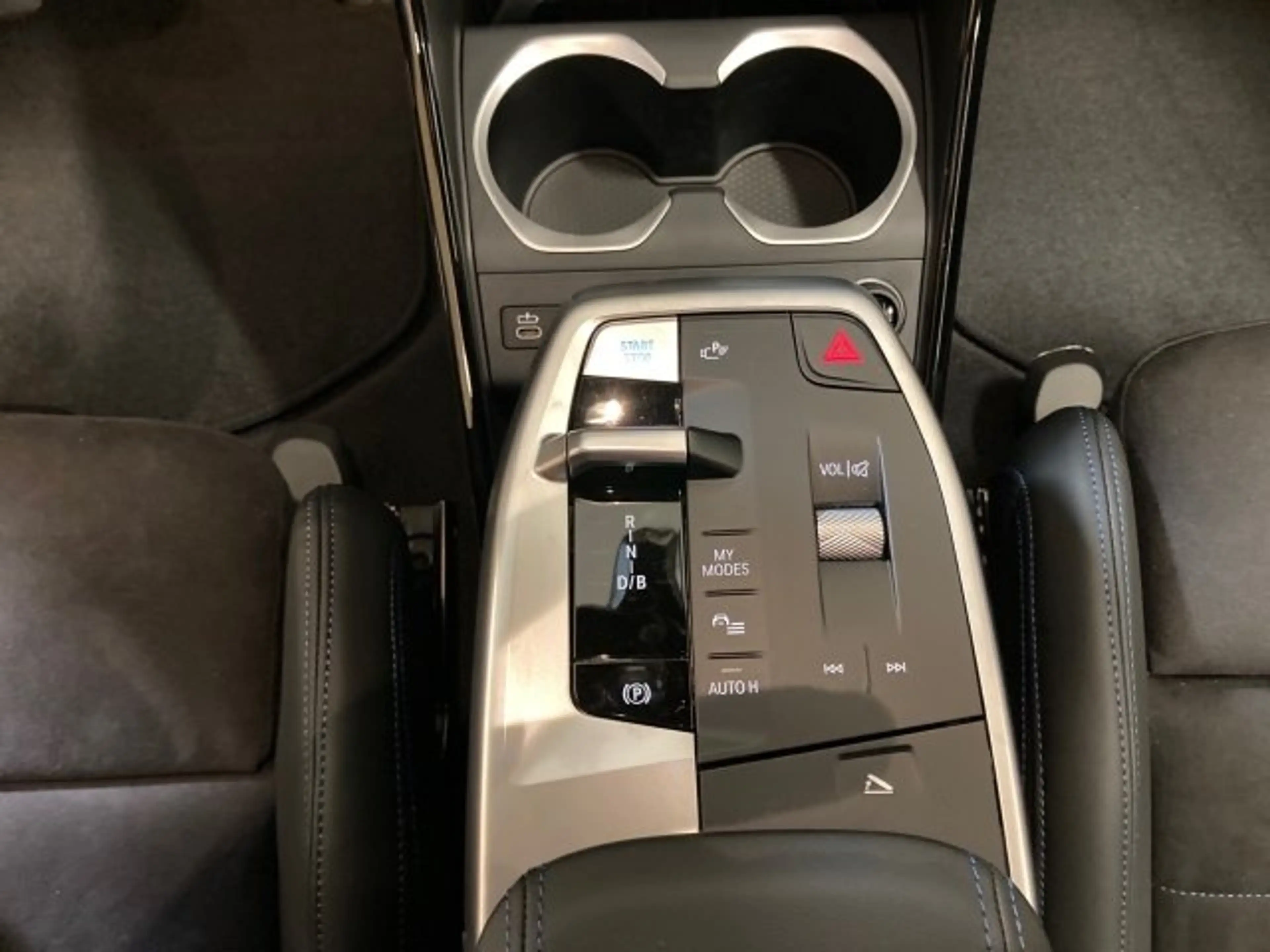 BMW iX2 eDrive 20 U10 — photo 15