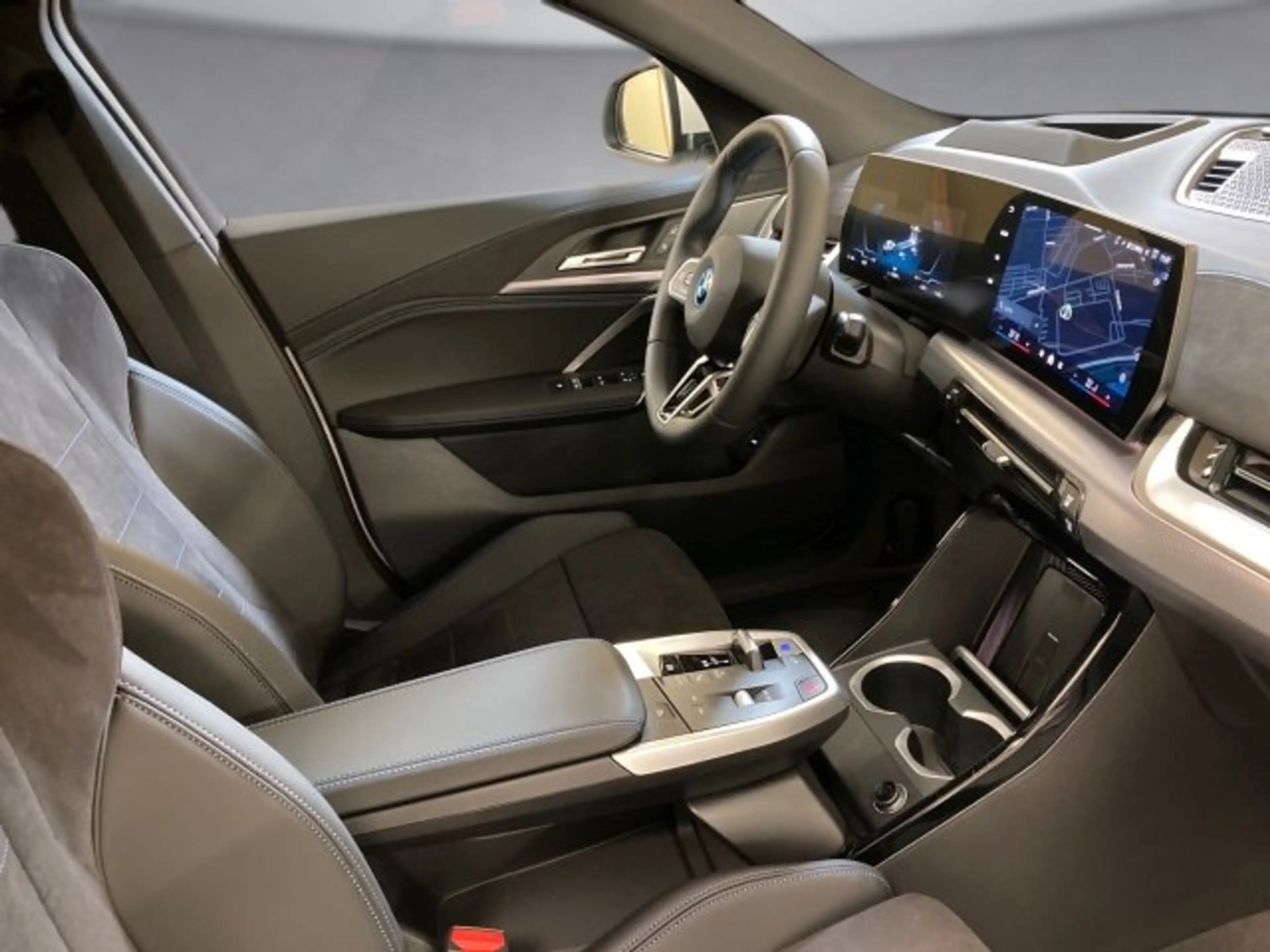 BMW iX2 eDrive 20 U10 — photo 11