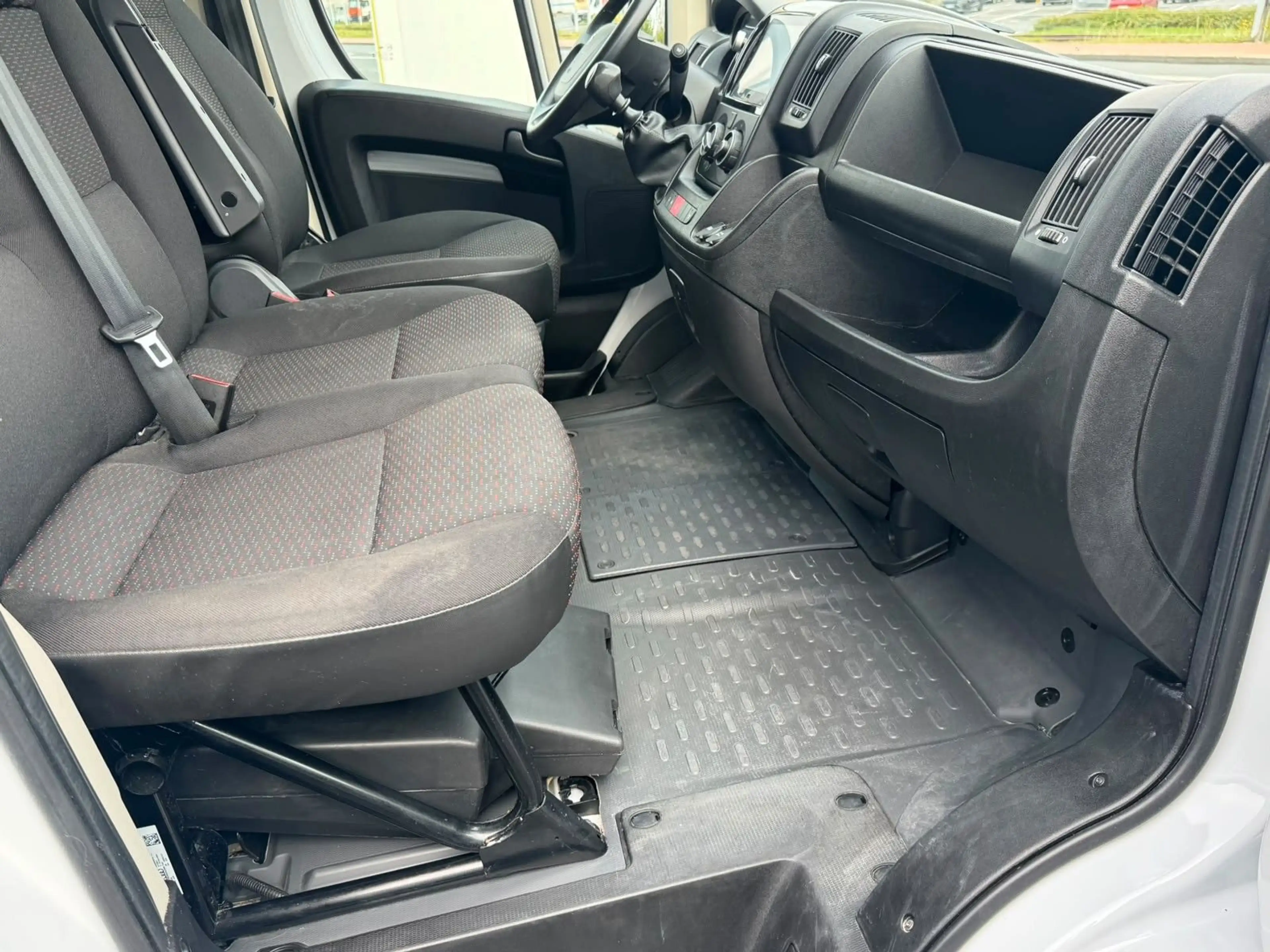 Peugeot Boxer Kasten Hochraum 333 L2H2 BlueHDi 140 Stop& — photo 13