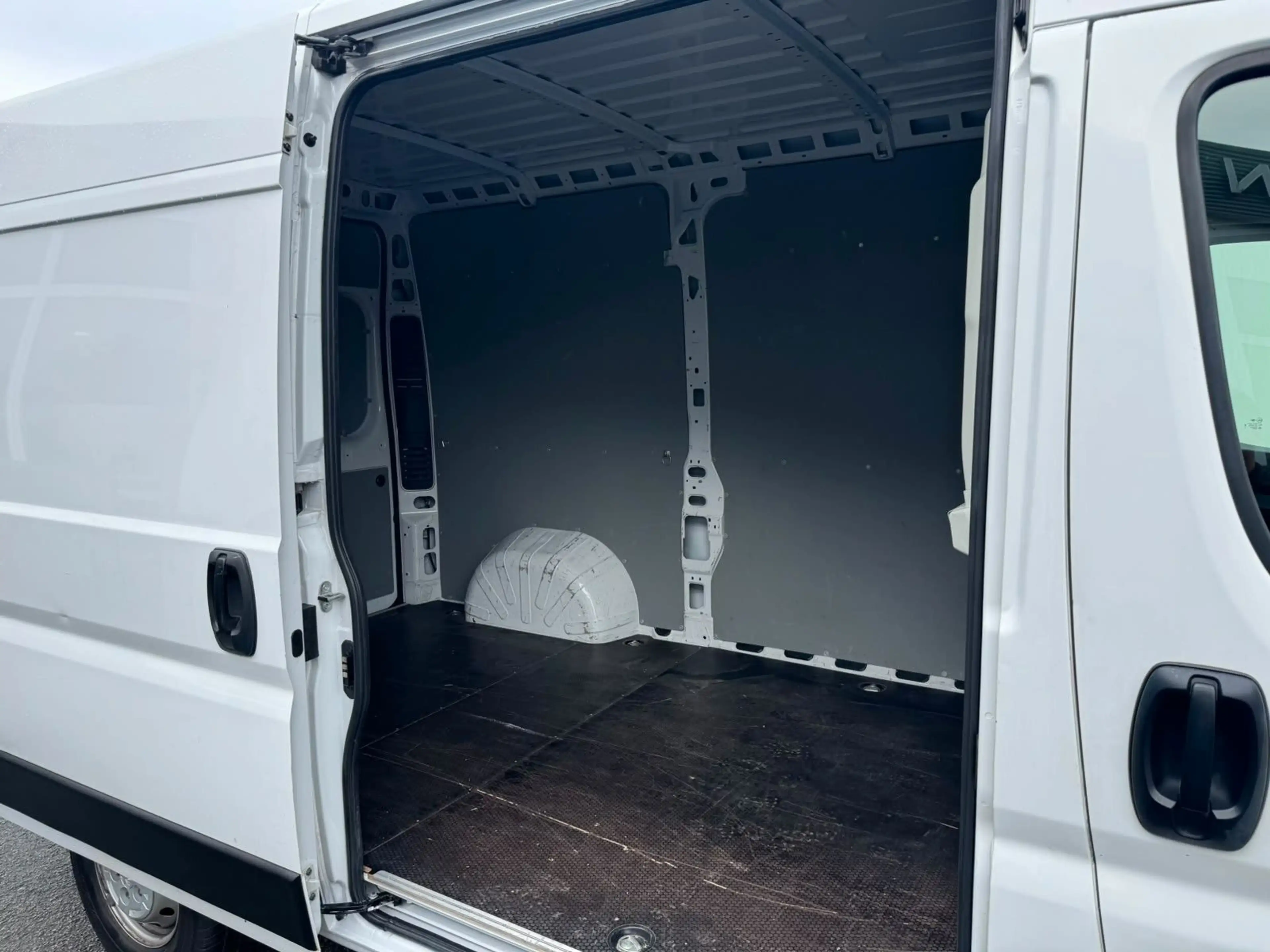 Peugeot Boxer Kasten Hochraum 333 L2H2 BlueHDi 140 Stop& — photo 12
