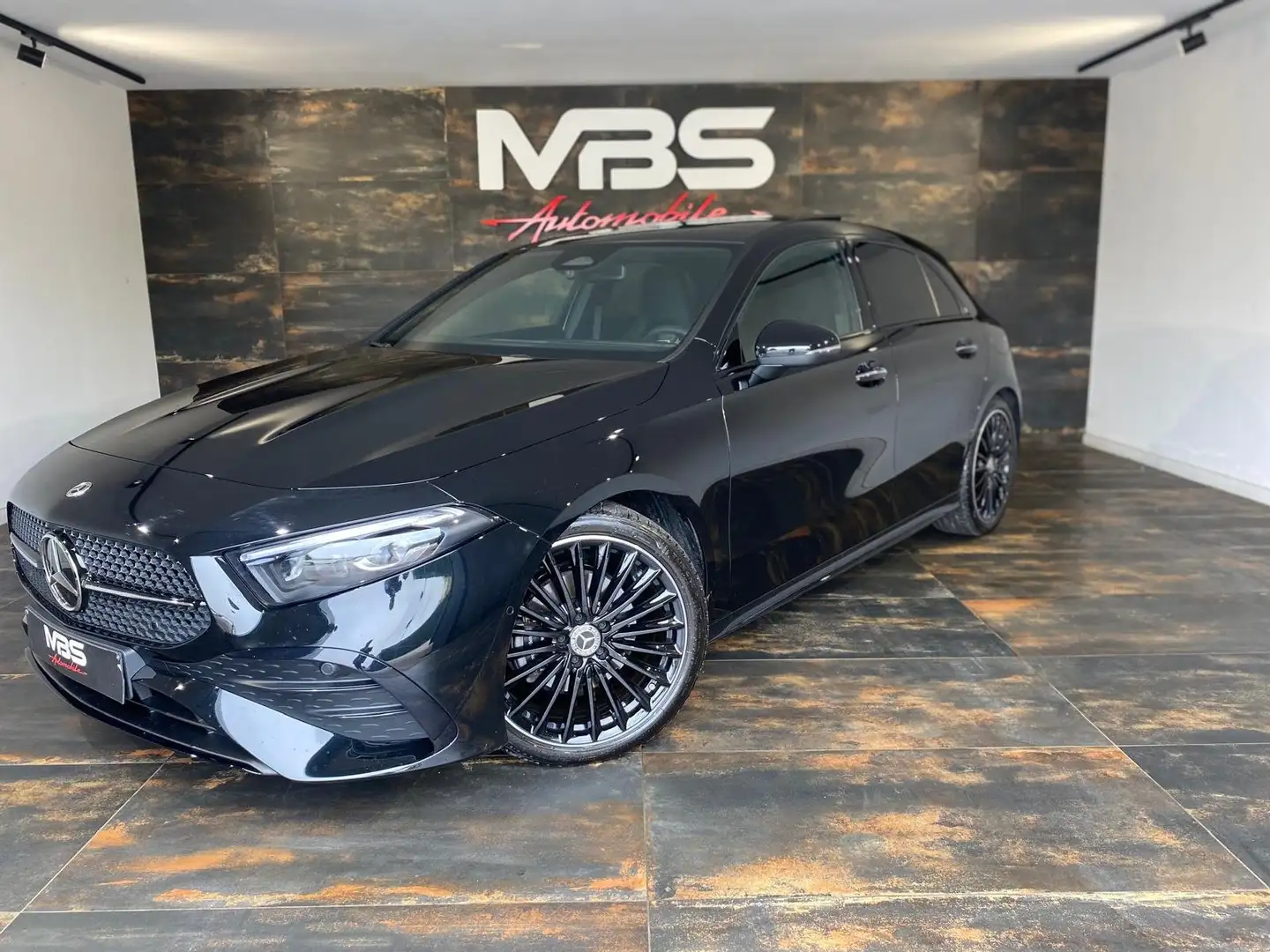Mercedes-Benz A 180 A180d*AMG *TVA *BEAM *PANO *CAMERA *AUTO *CARPLAY Zwart - 1