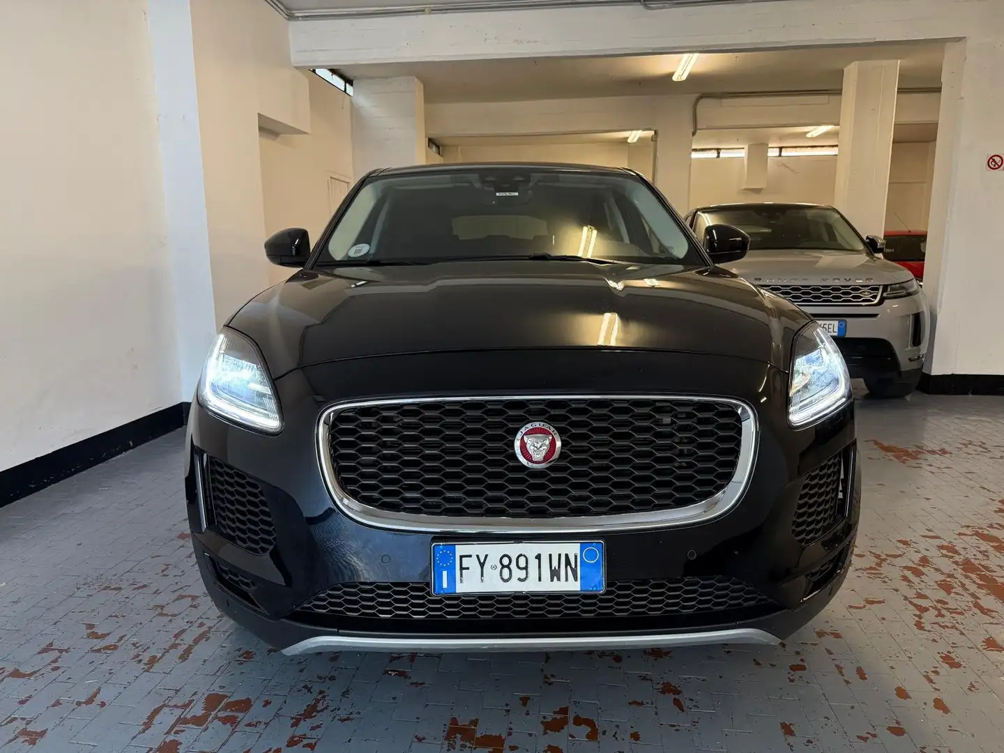 Jaguar E-Pace 2.0d i4 R-Dynamic S awd 150cv my19 Schwarz - 2