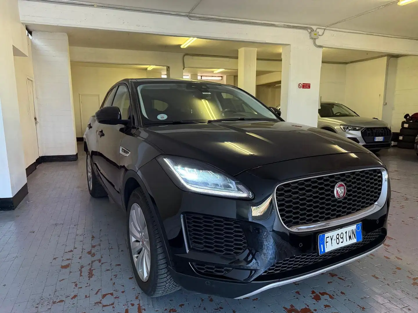 Jaguar E-Pace 2.0d i4 R-Dynamic S awd 150cv my19 Schwarz - 1