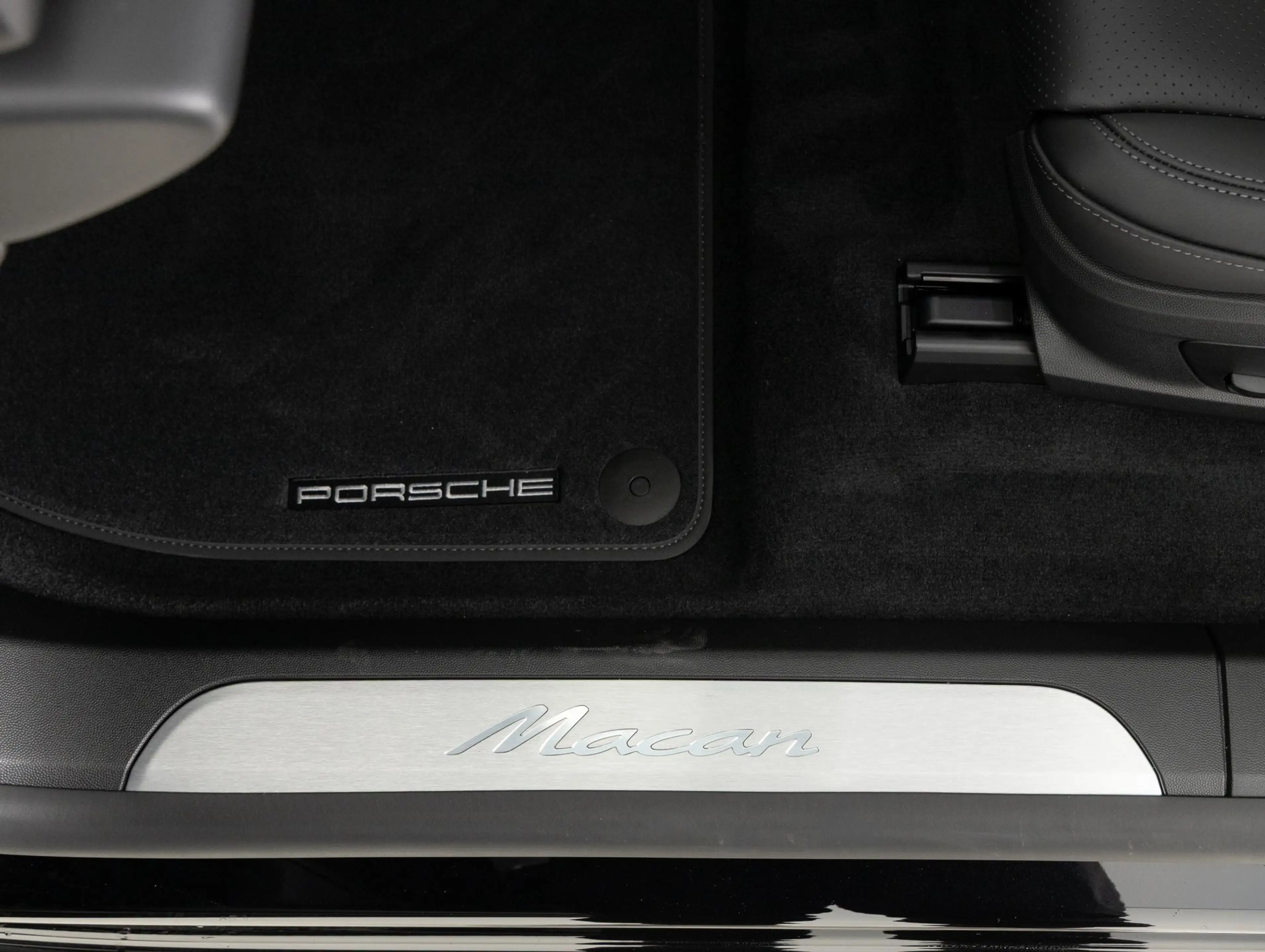 Porsche Macan — photo 34