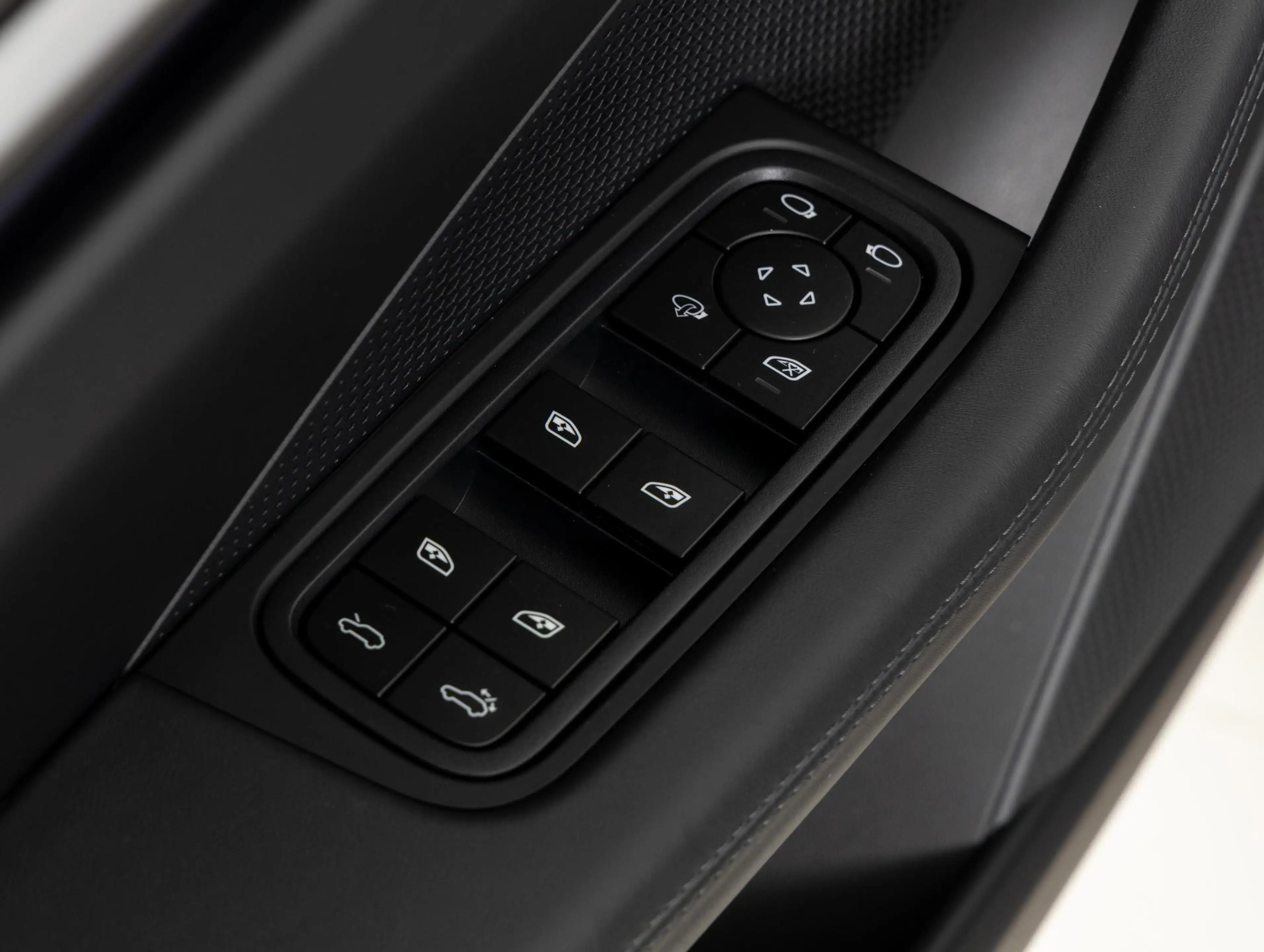 Porsche Macan — photo 37