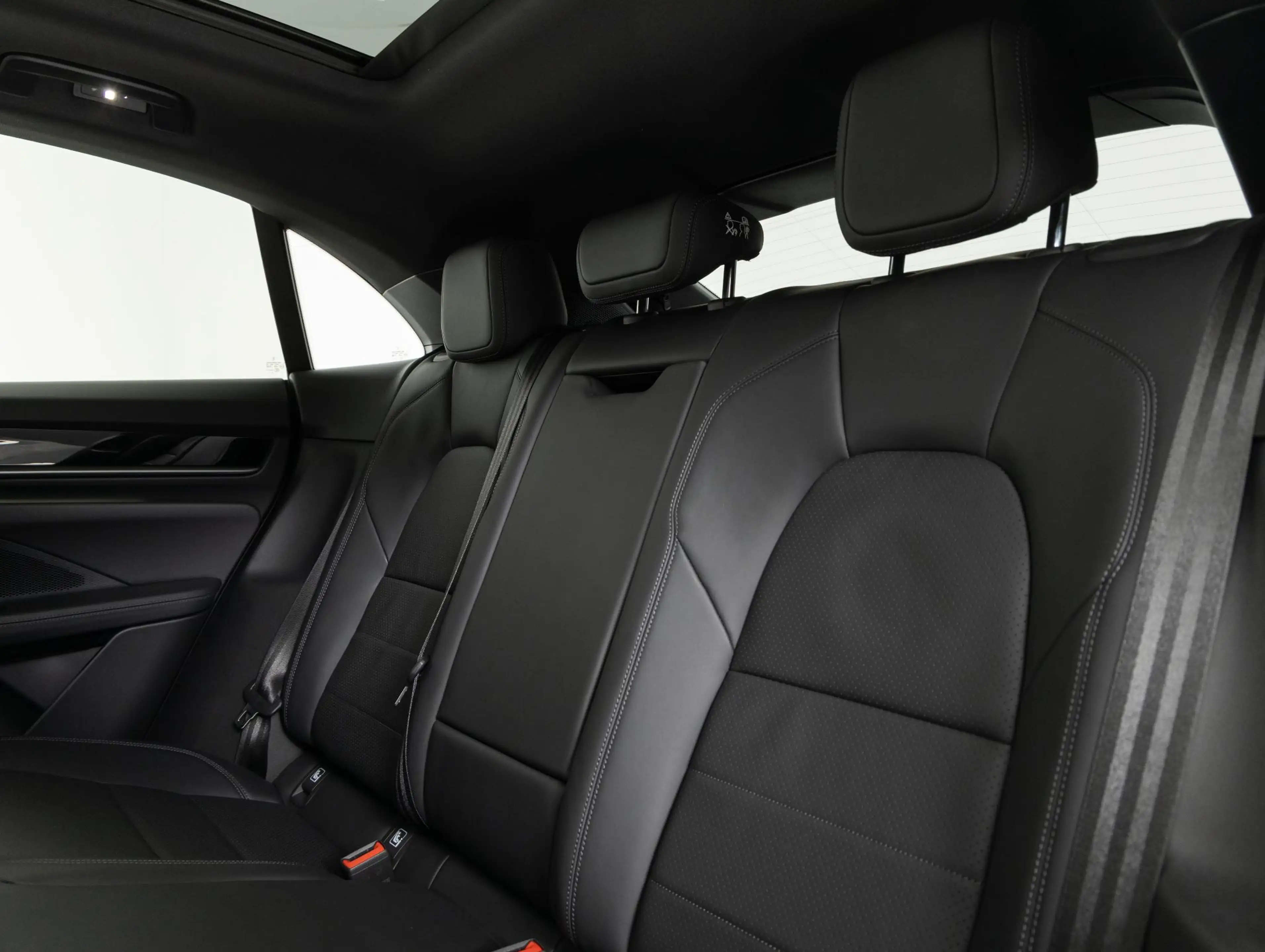 Porsche Macan — photo 44